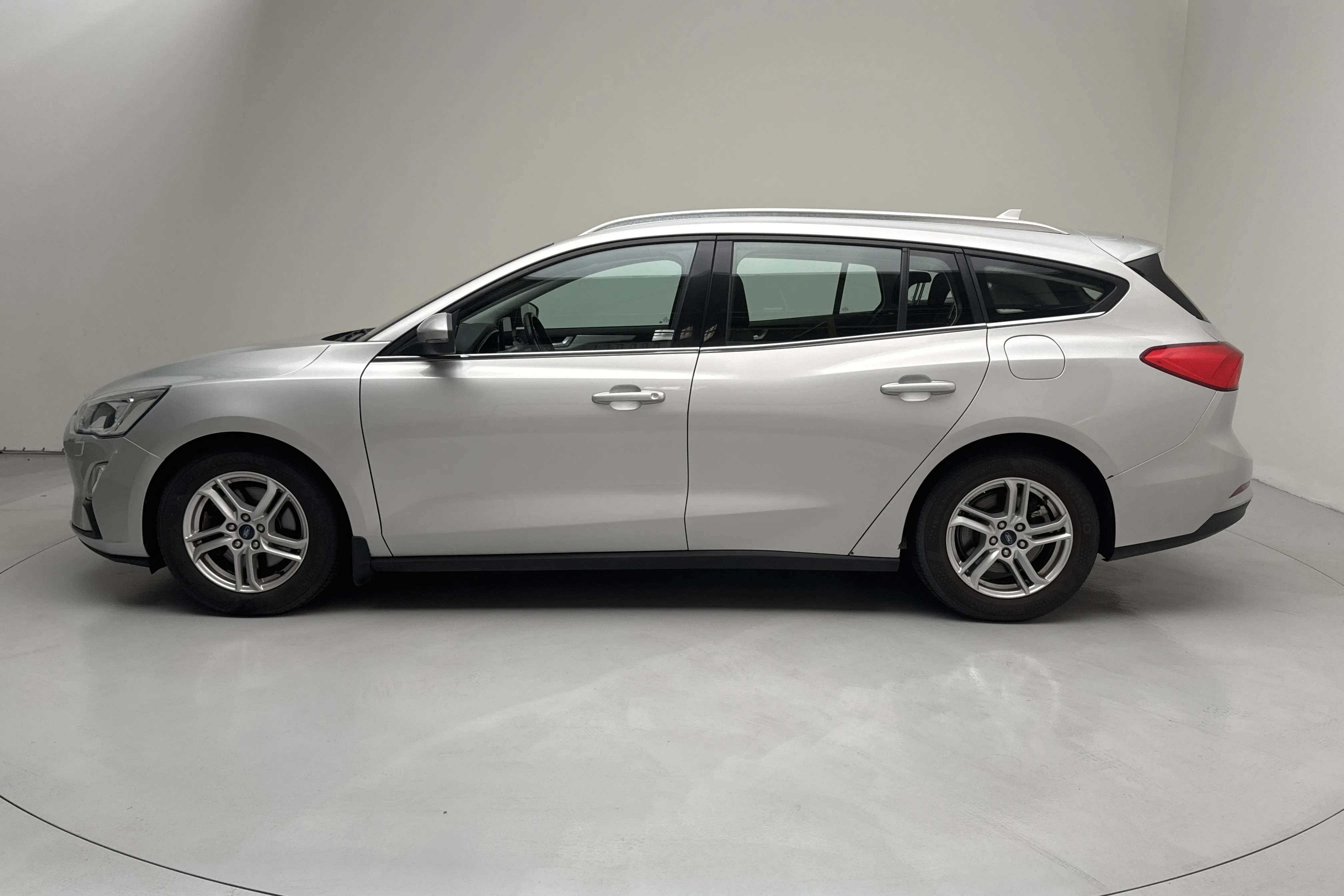 Presentationsfoto 2 av 13: Ford Focus 1.0 EcoBoost Kombi (100hk) - 11 344 mil - Manuell - grå - 2019