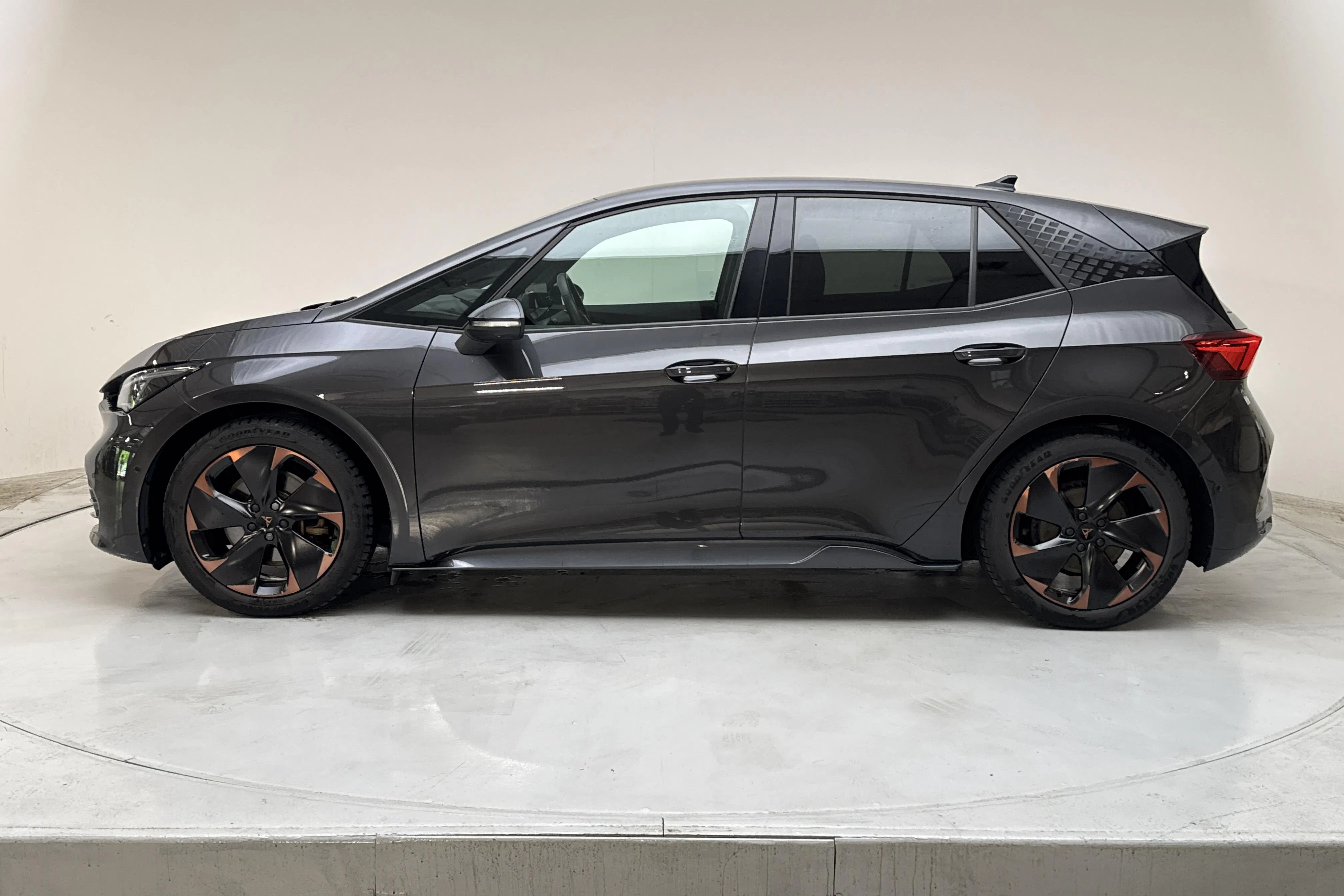 Presentationsfoto 2 av 17: Cupra Born 58kWh (231hk) - 6 637 mil - Automat - Mörkgrå - 2023
