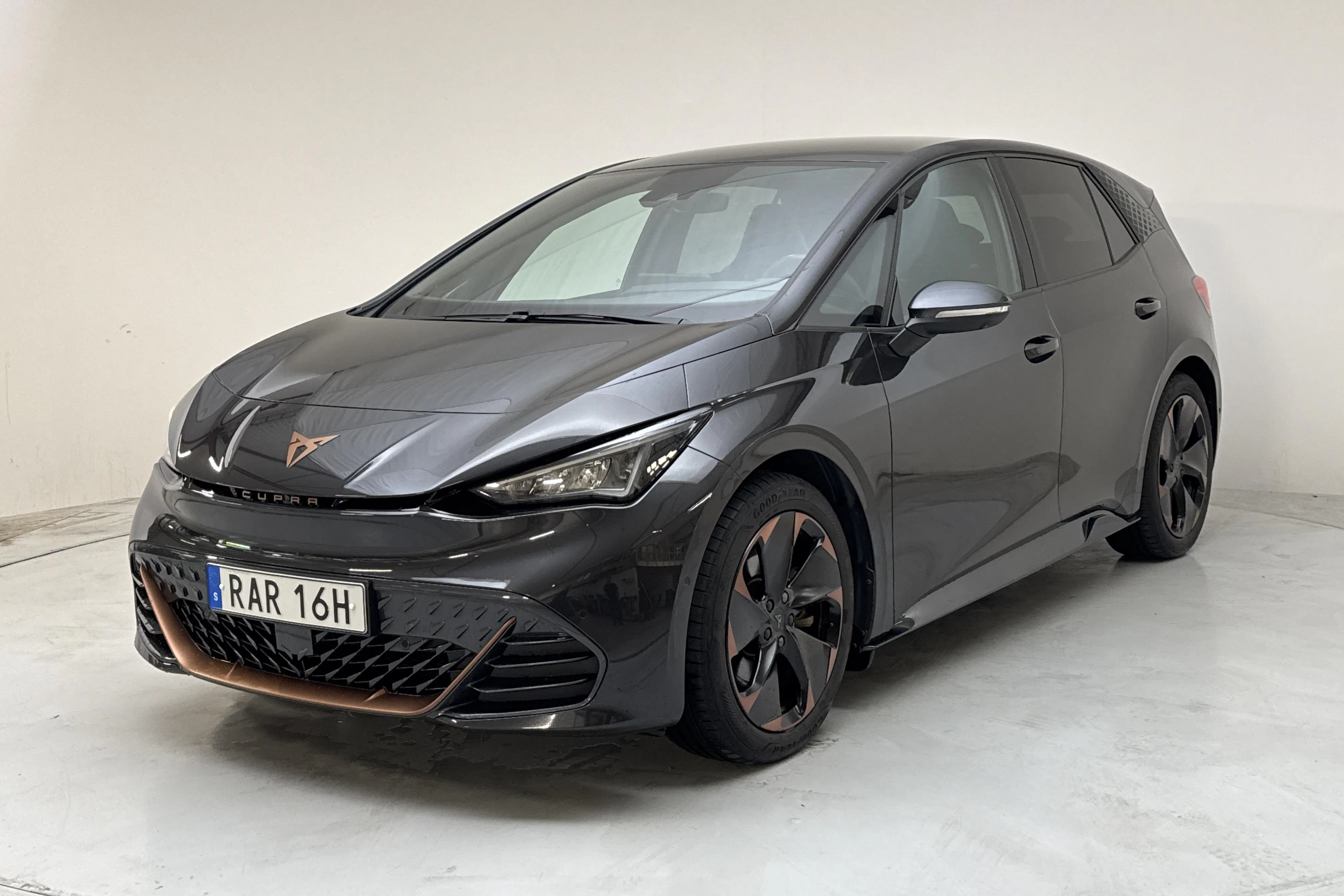 Presentationsfoto 1 av 17: Cupra Born 58kWh (231hk) - 6 637 mil - Automat - Mörkgrå - 2023