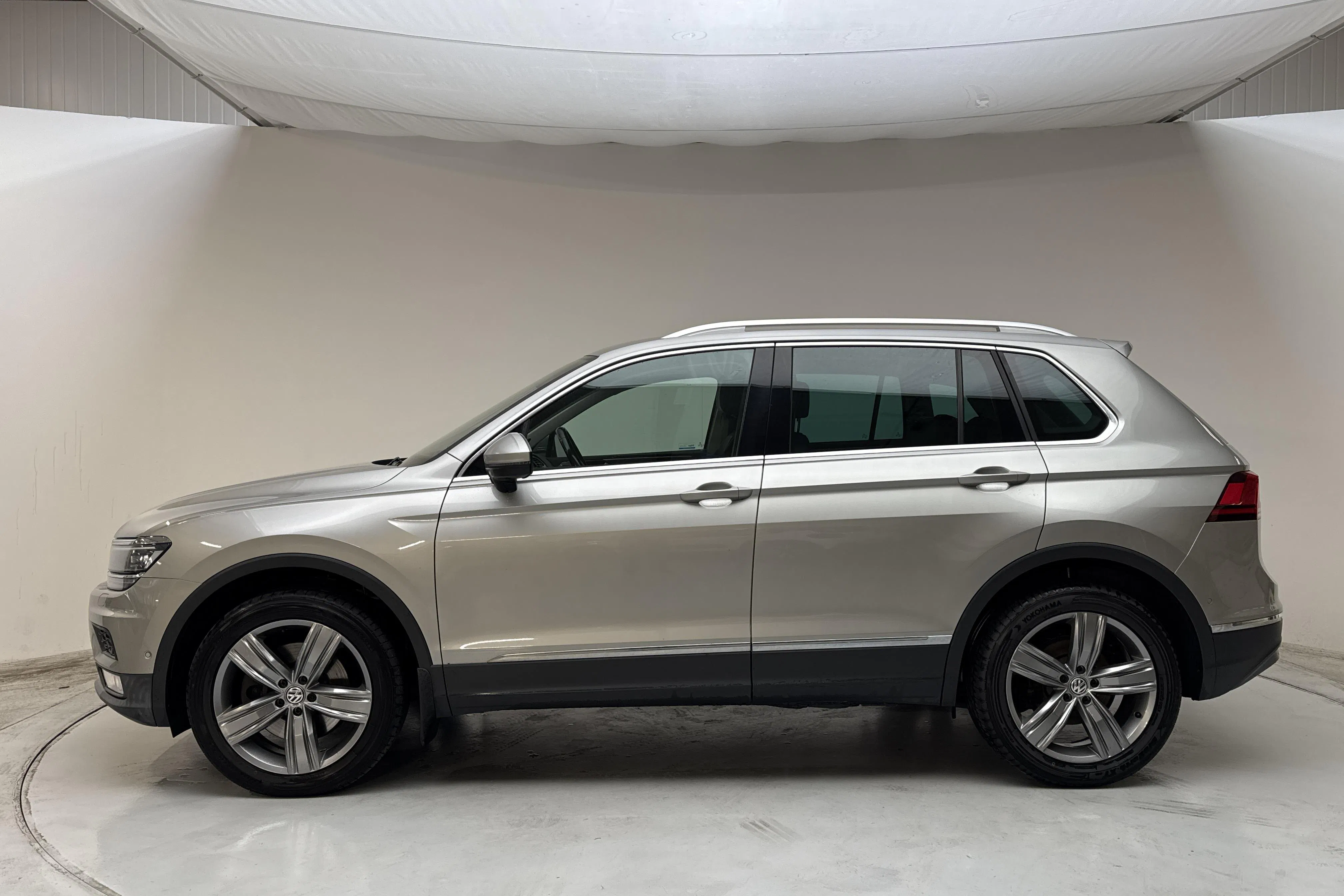 Presentationsfoto 2 av 14: VW Tiguan 2.0 TDI 4MOTION (190hk) - 26 018 mil - Automat - silver - 2017
