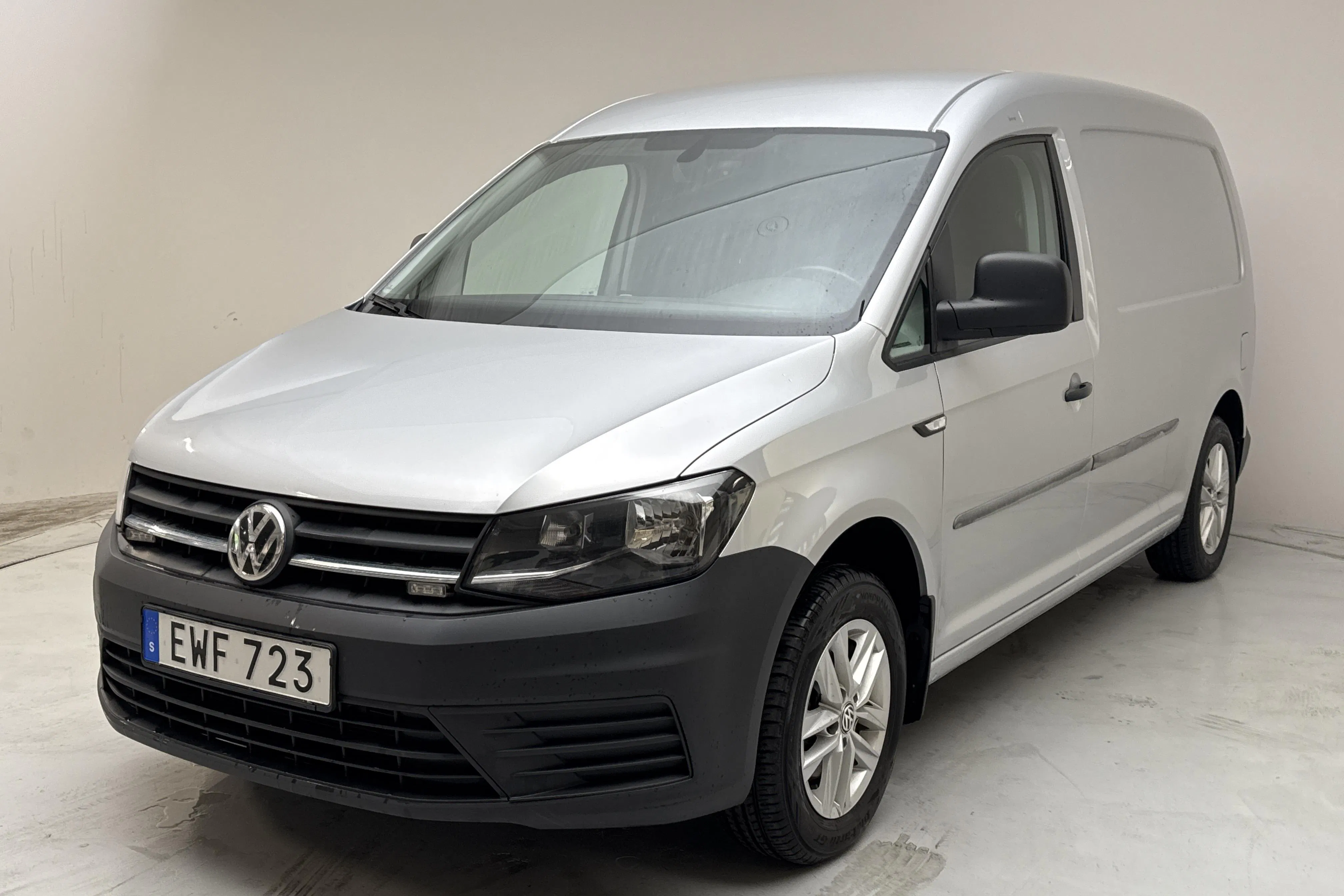 Presentationsfoto 1 av 12: VW Caddy 2.0 TDI Maxi Skåp (102hk) - 11 003 mil - Automat - silver - 2018