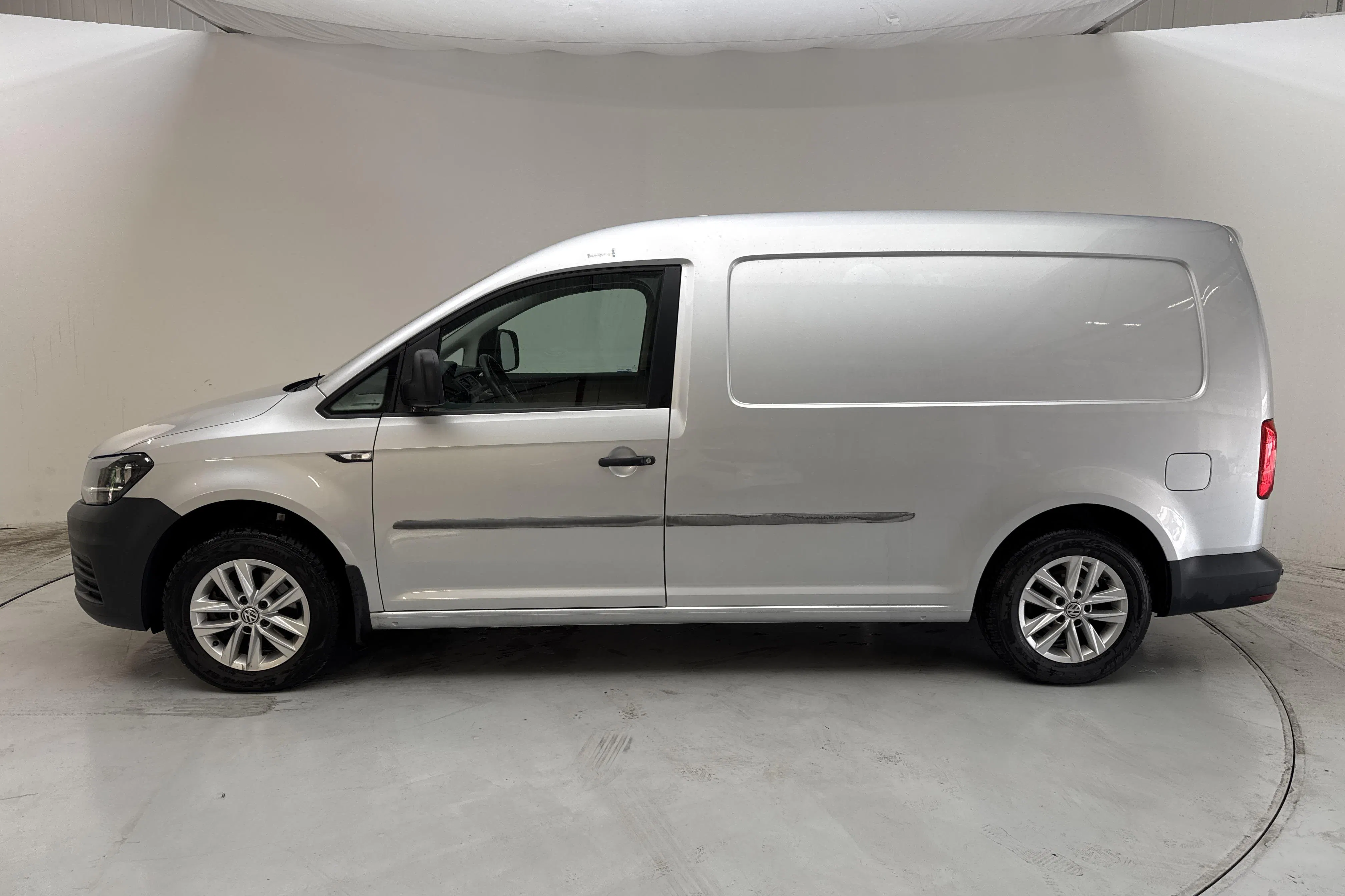 Presentationsfoto 2 av 12: VW Caddy 2.0 TDI Maxi Skåp (102hk) - 11 003 mil - Automat - silver - 2018