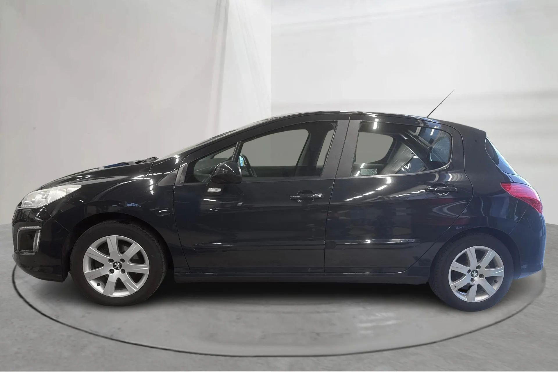 Presentation photo 2 of 15: Peugeot 308 1.6 HDi 5dr (112hk) - 15 773 Scandinavian mile - Manual - dark grey - 2011