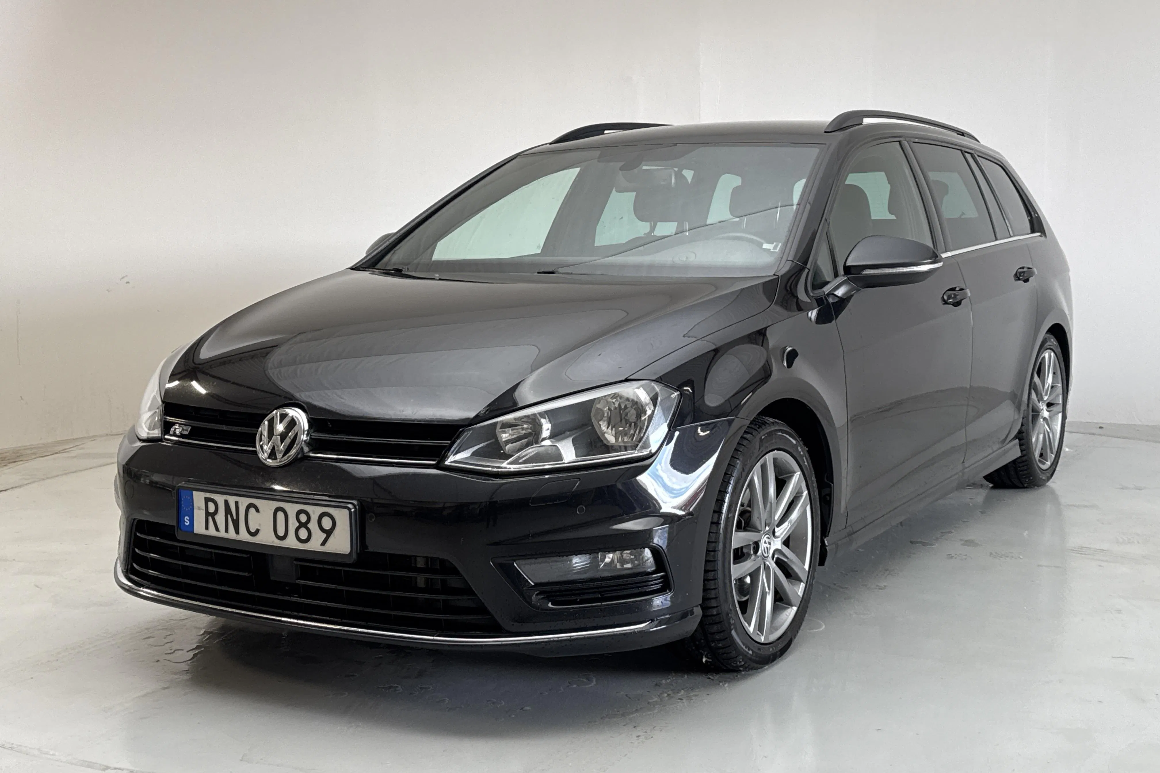 Presentationsfoto 1 av 11: VW Golf VII 2.0 TDI BlueMotion Technology Sportscombi (150hk) - 18 899 mil - Automat - svart - 2015
