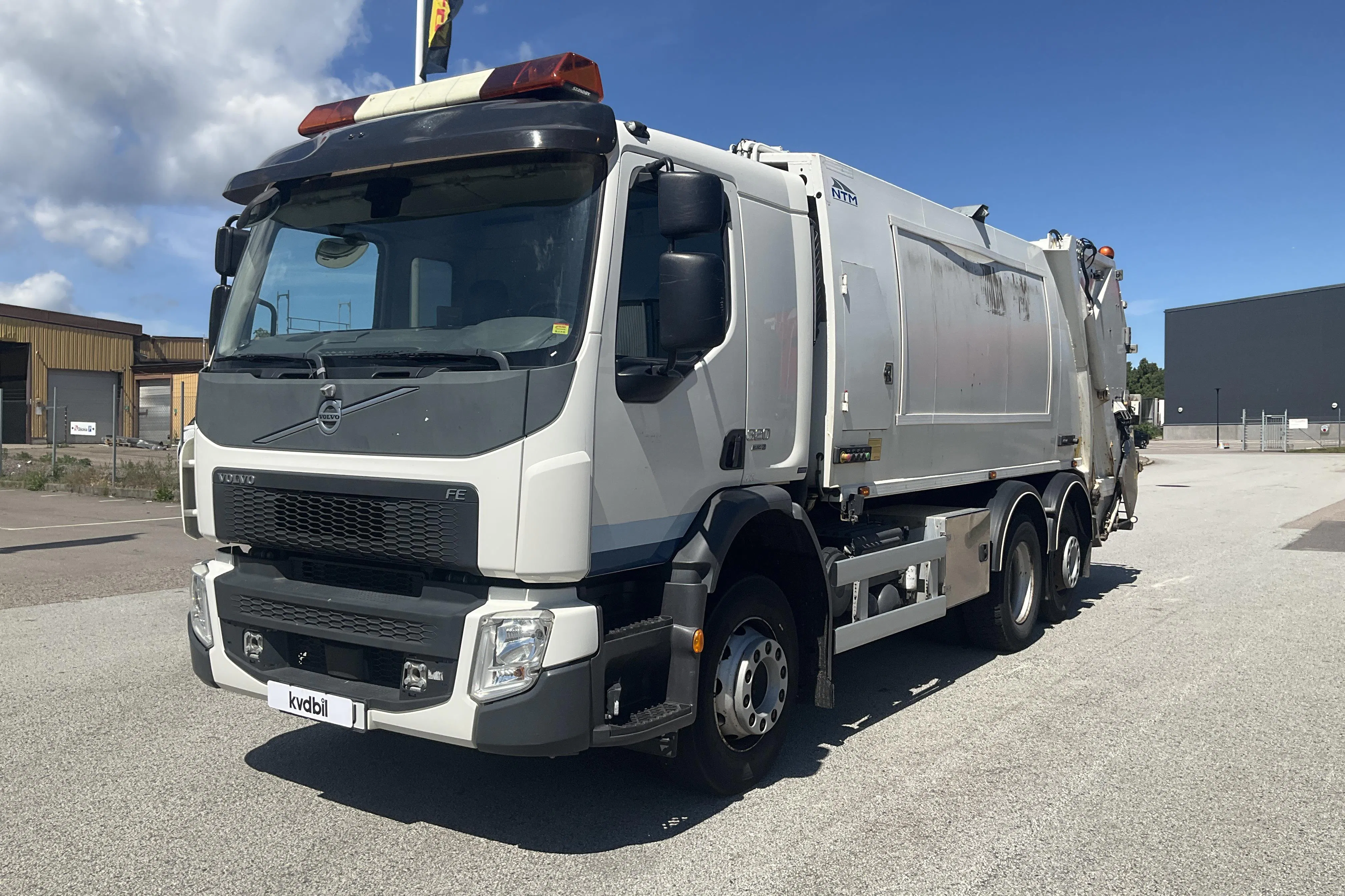 Presentation photo 1 of 41: VOLVO FE320 - 93 195 km - Automatic - white - 2019