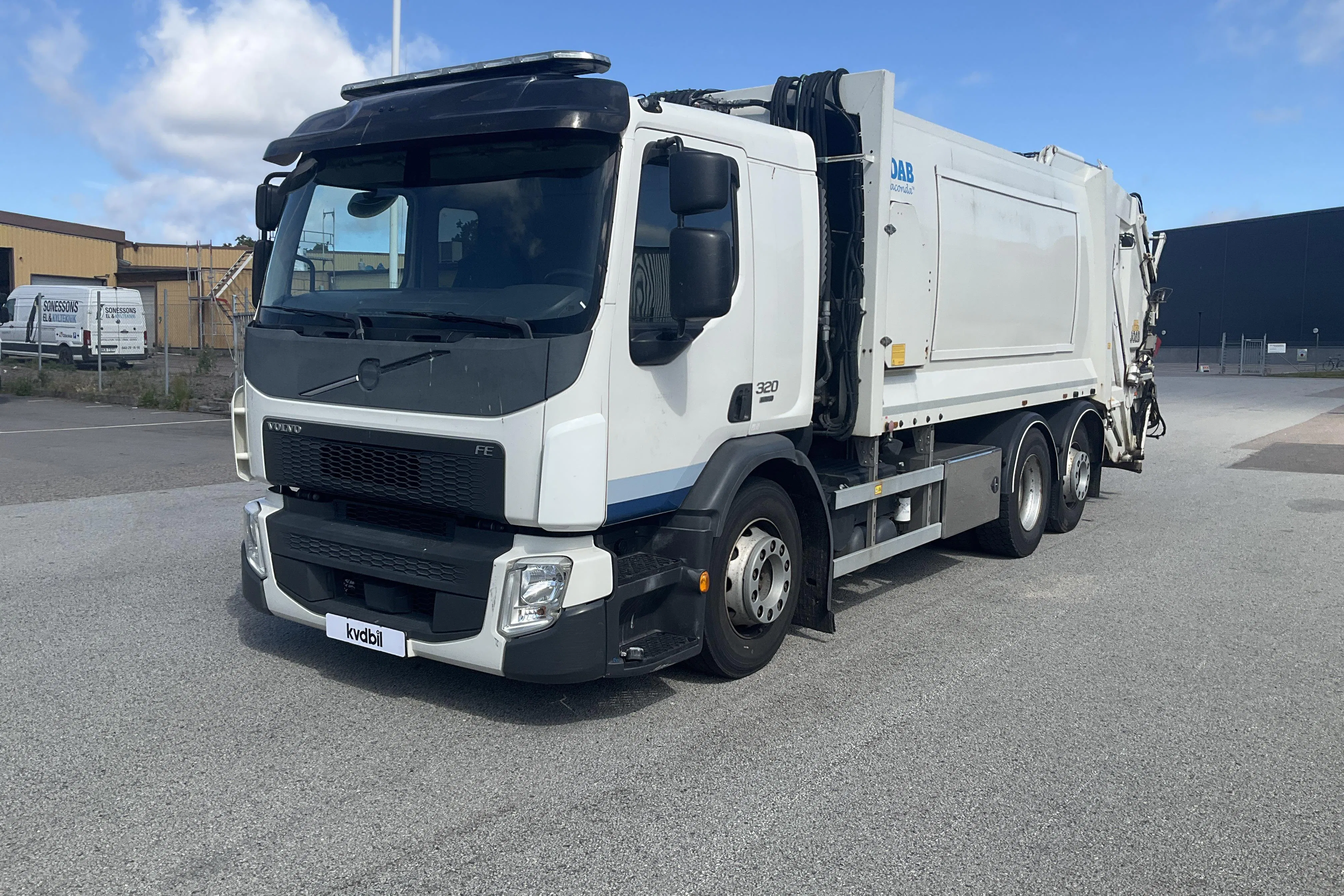 Presentation photo 1 of 43: VOLVO FE320 - 98 859 km - Automatic - white - 2017