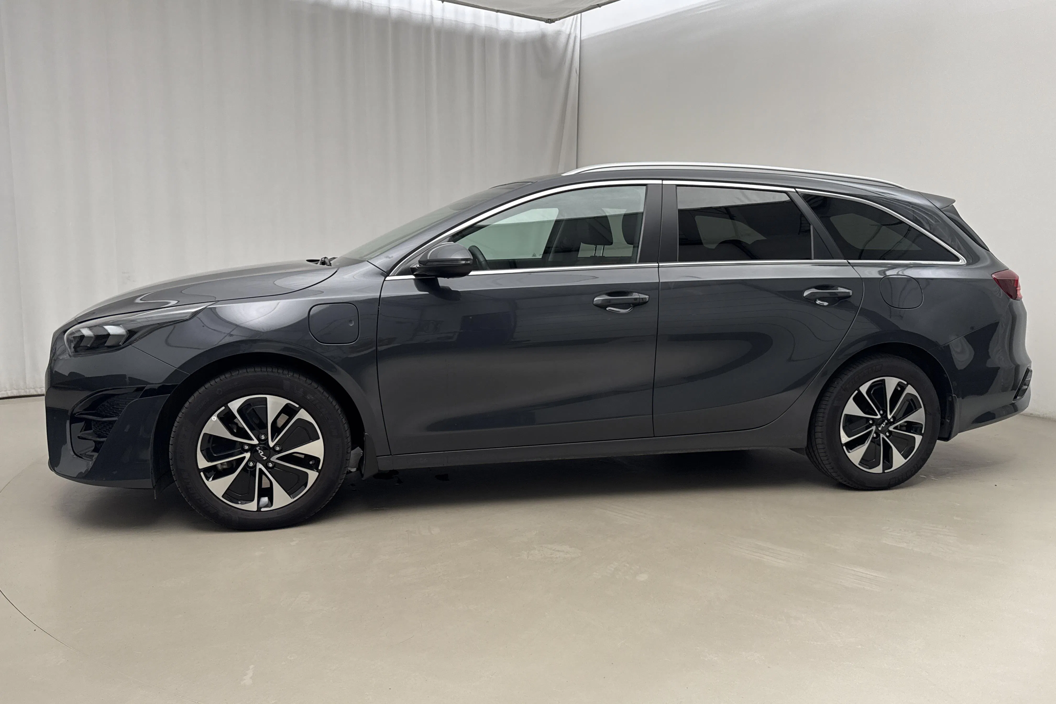 Presentation photo 2 of 21: KIA Ceed 1.6 Plug-in Hybrid SW (141hk) - 2 532 Scandinavian mile - Automatic - gray - 2024