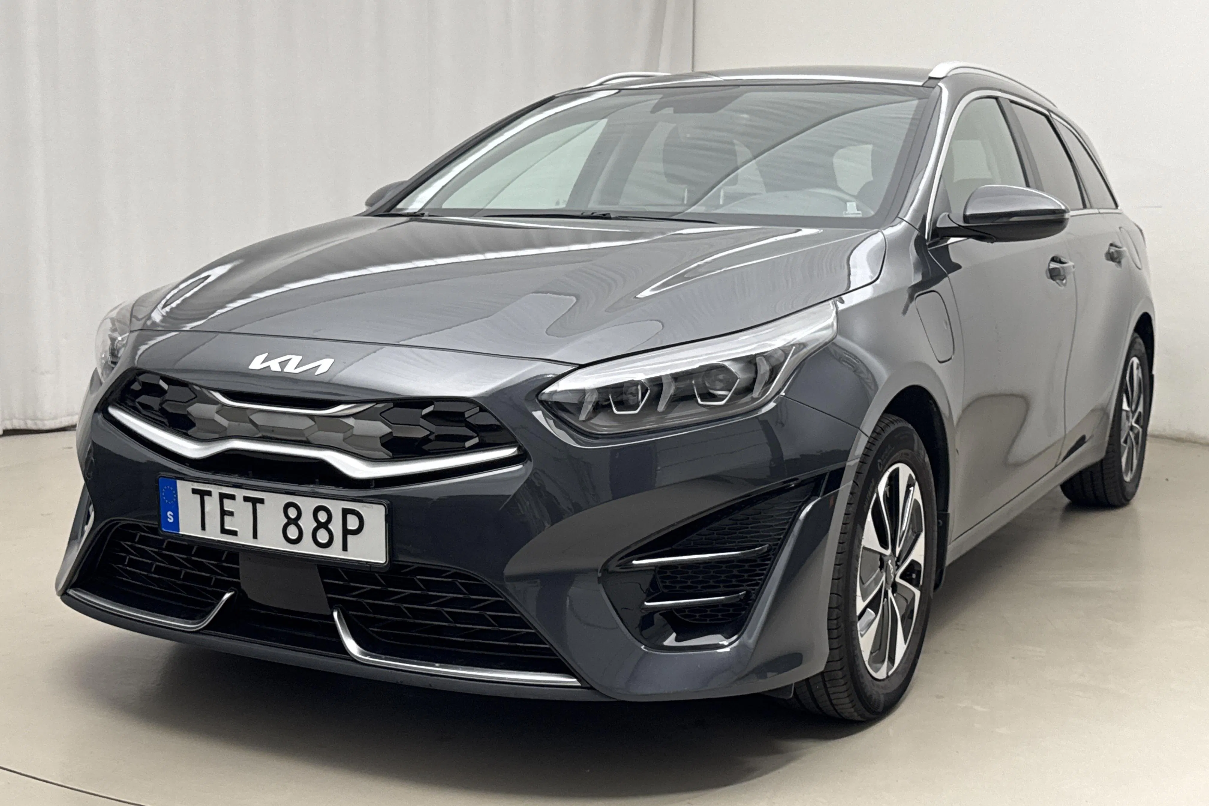Presentation photo 1 of 21: KIA Ceed 1.6 Plug-in Hybrid SW (141hk) - 2 532 Scandinavian mile - Automatic - gray - 2024