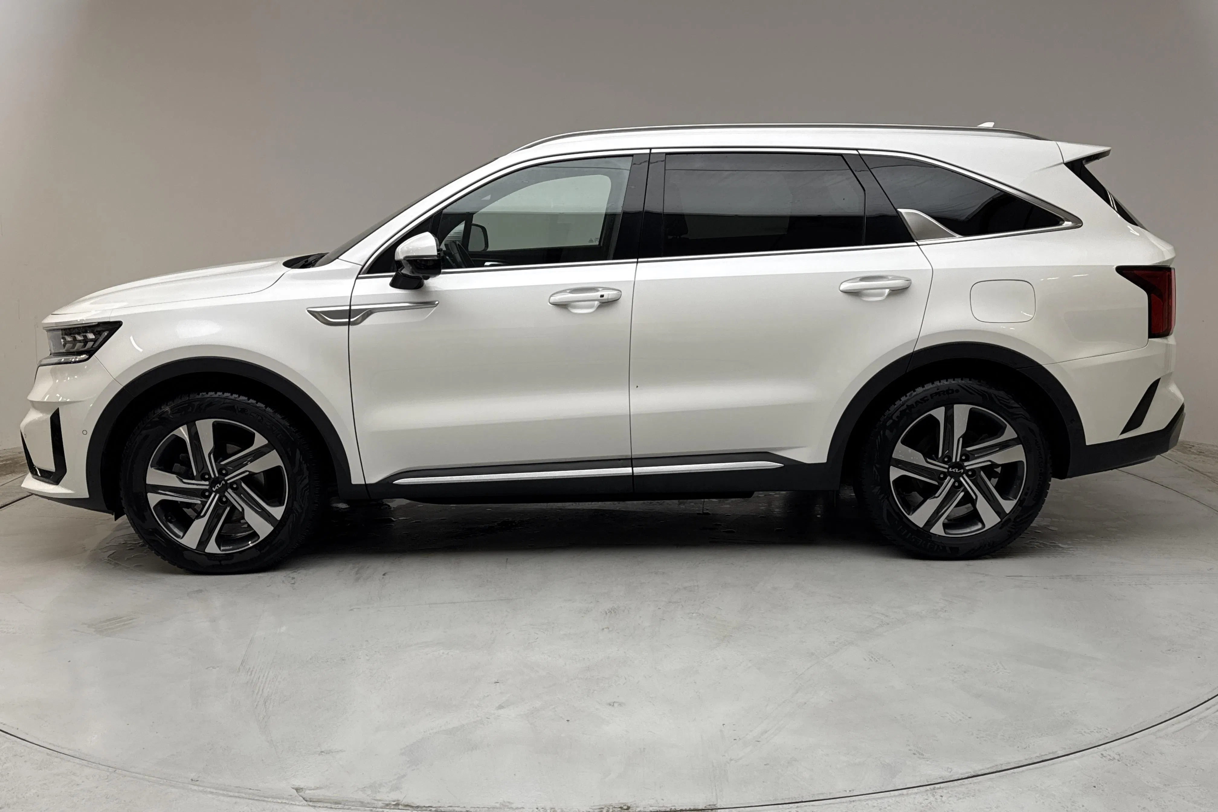 Presentationsfoto 2 av 16: KIA Sorento 1.6 T-GDi Plug-in Hybrid AWD (265hk) - 6 414 mil - Automat - vit - 2024