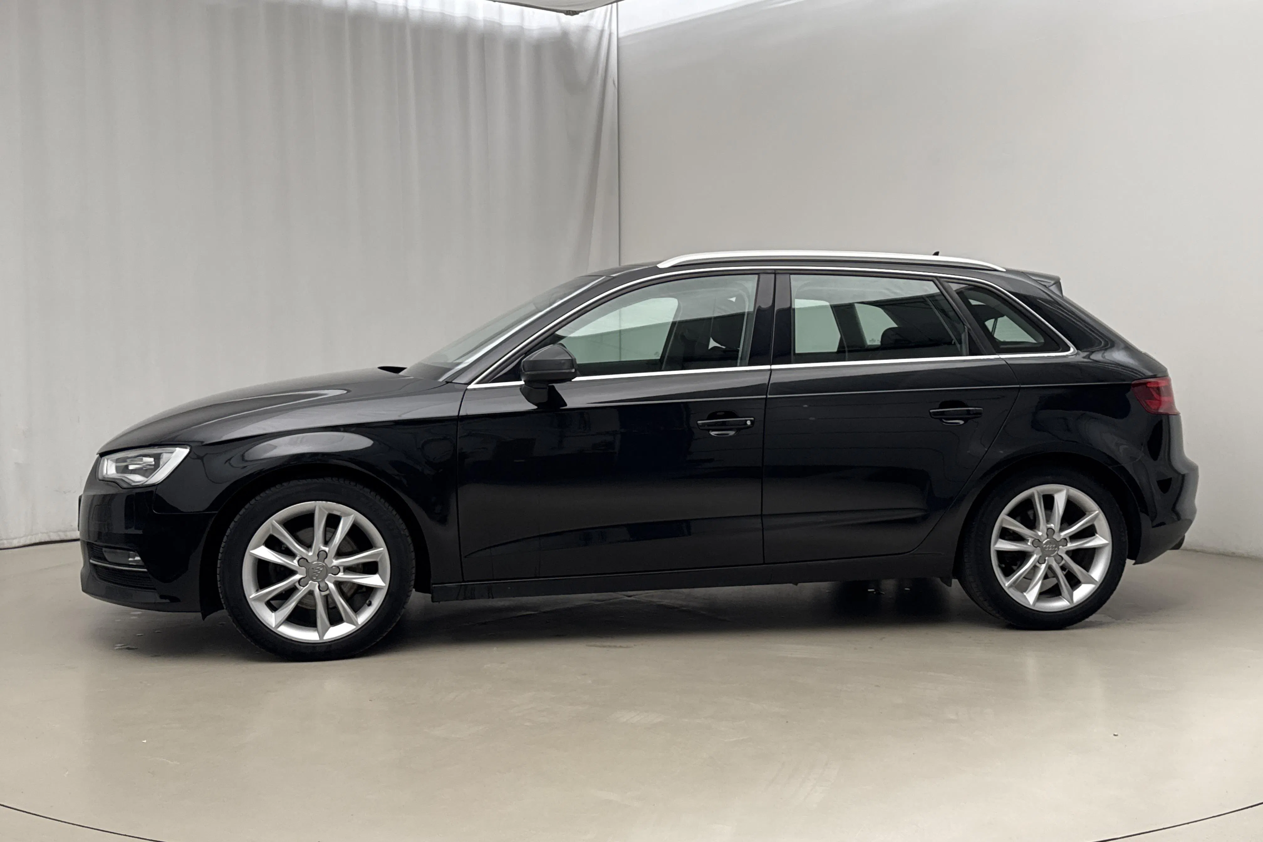 Presentation photo 2 of 15: Audi A3 2.0 TDI Sportback (150hk) - 24 244 Scandinavian mile - Manual - black - 2016