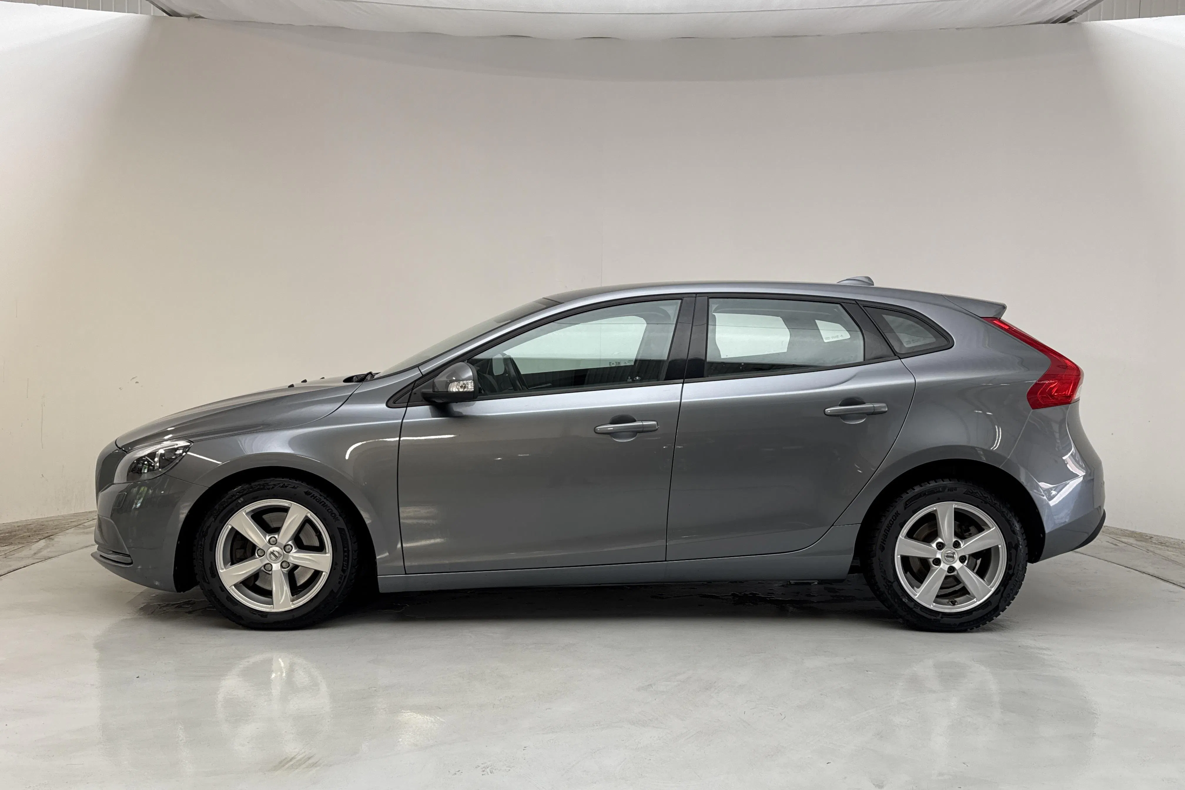 Presentationsfoto 2 av 12: Volvo V40 T2 (122hk) - 9 369 mil - Automat - grå - 2017