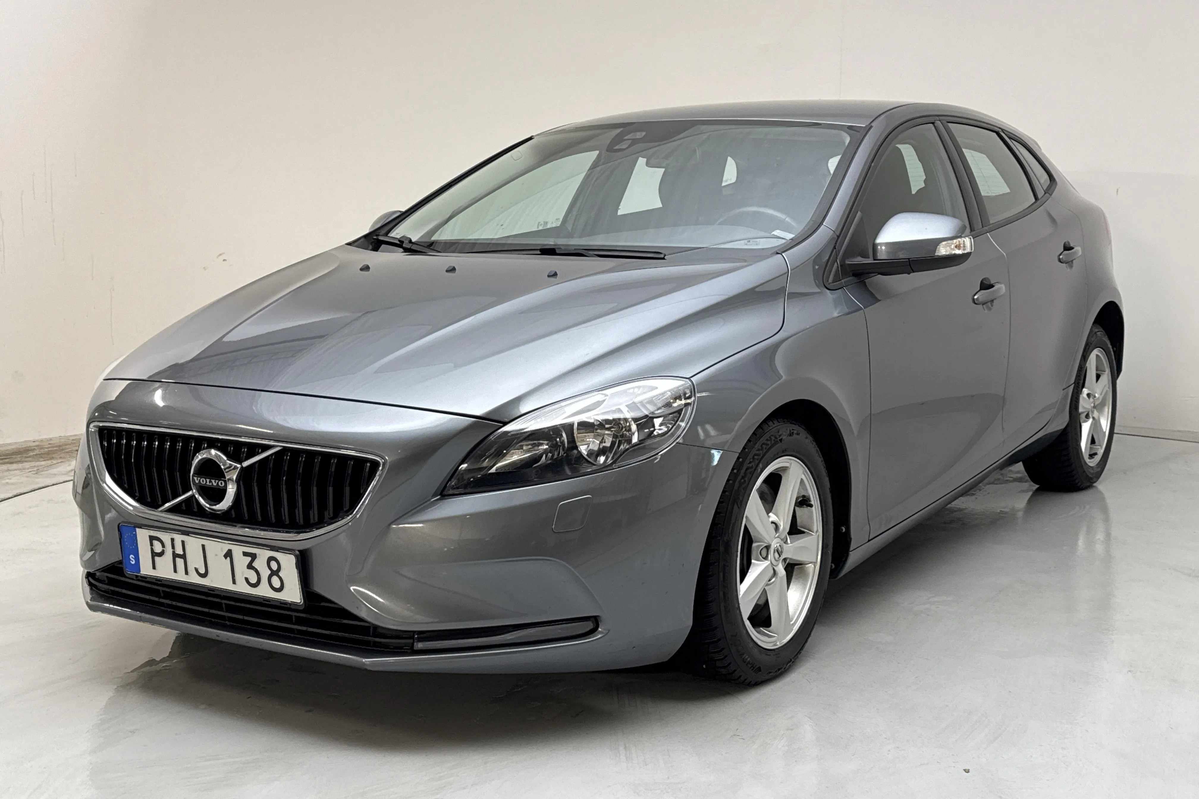 Presentationsfoto 1 av 12: Volvo V40 T2 (122hk) - 9 369 mil - Automat - grå - 2017