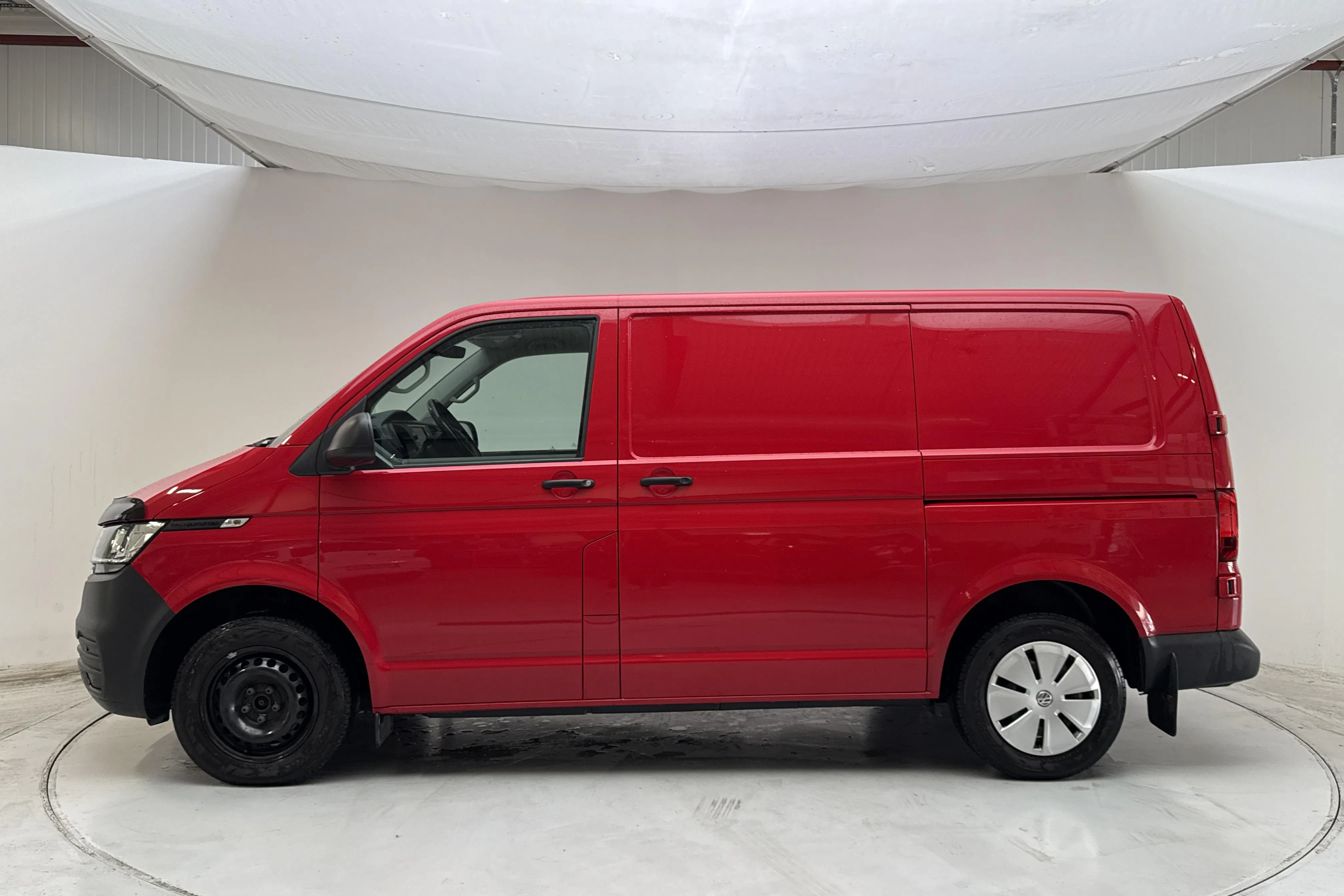 Presentationsfoto 2 av 14: VW Transporter T6.1 Skåp TDI (150hk) - 17 561 mil - Automat - röd - 2023