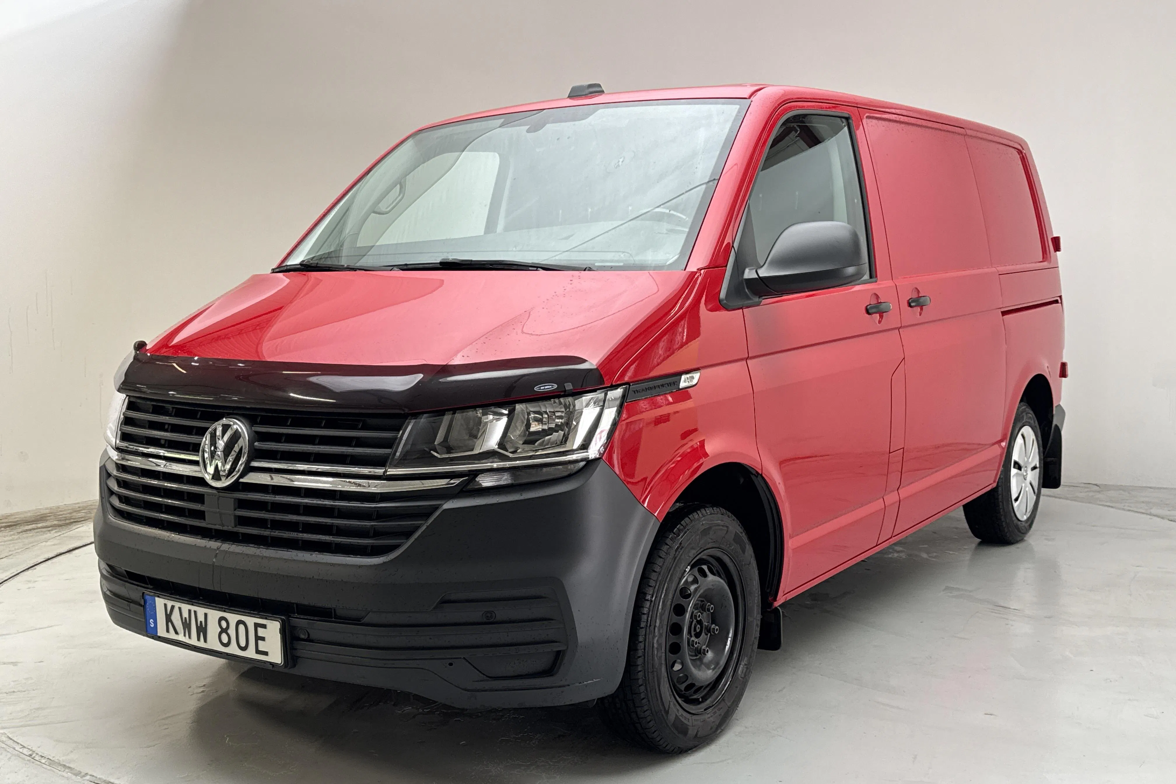 Presentationsfoto 1 av 14: VW Transporter T6.1 Skåp TDI (150hk) - 17 561 mil - Automat - röd - 2023