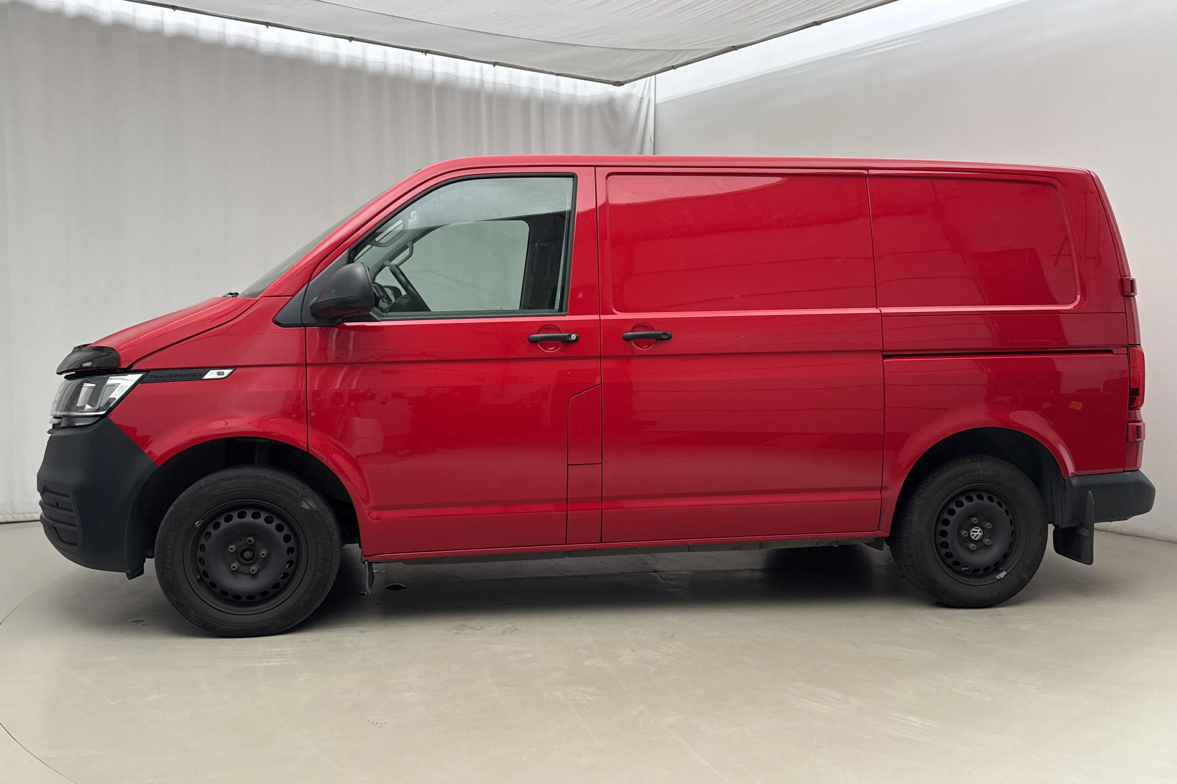Presentation photo 2 of 19: VW Transporter T6.1 Skåp TDI (150hk) - 173 120 km - Automatic - red - 2023