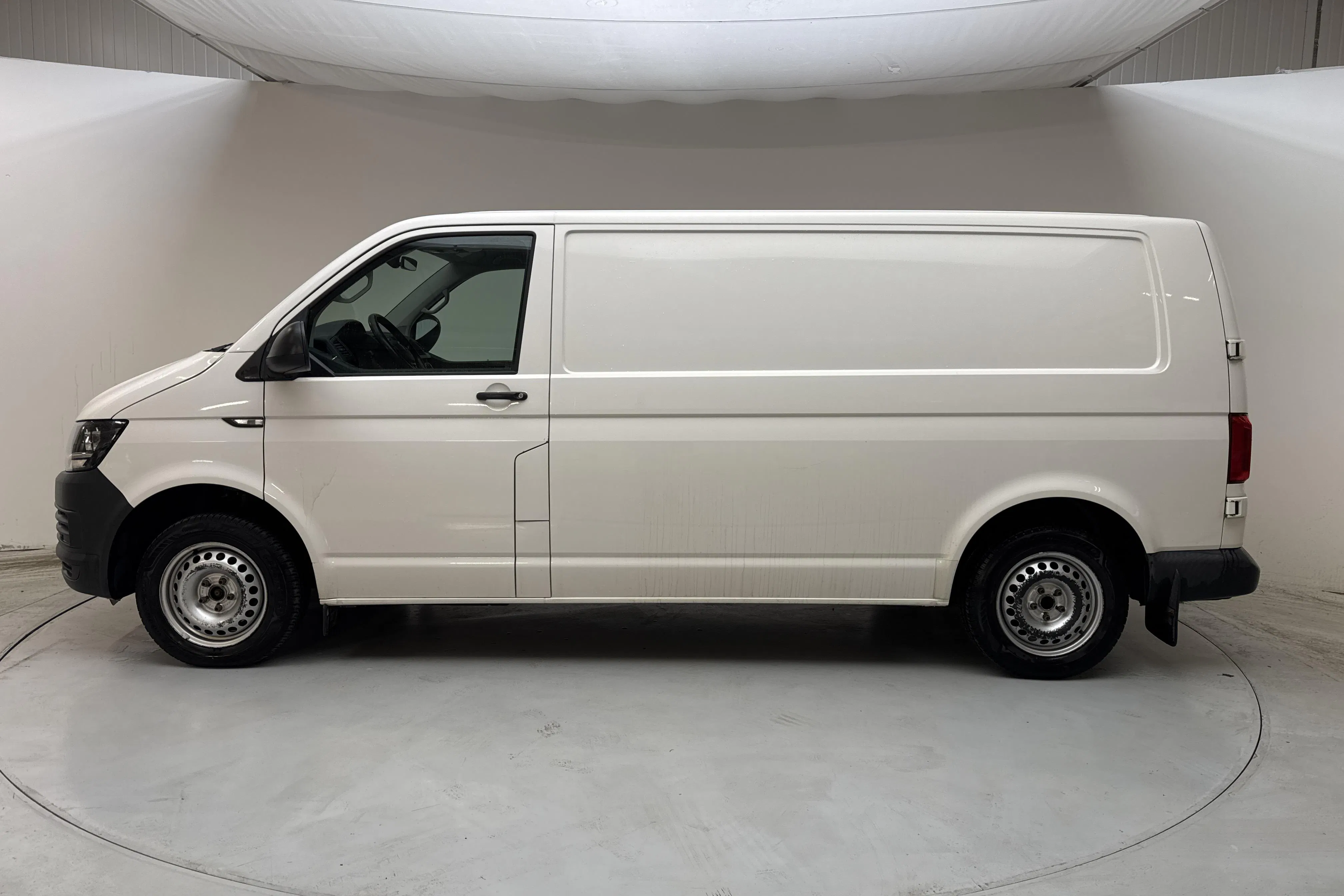 Presentation photo 2 of 13: VW Transporter T6 2.0 TDI BMT Skåp (102hk) - 142 450 km - Manual - white - 2017