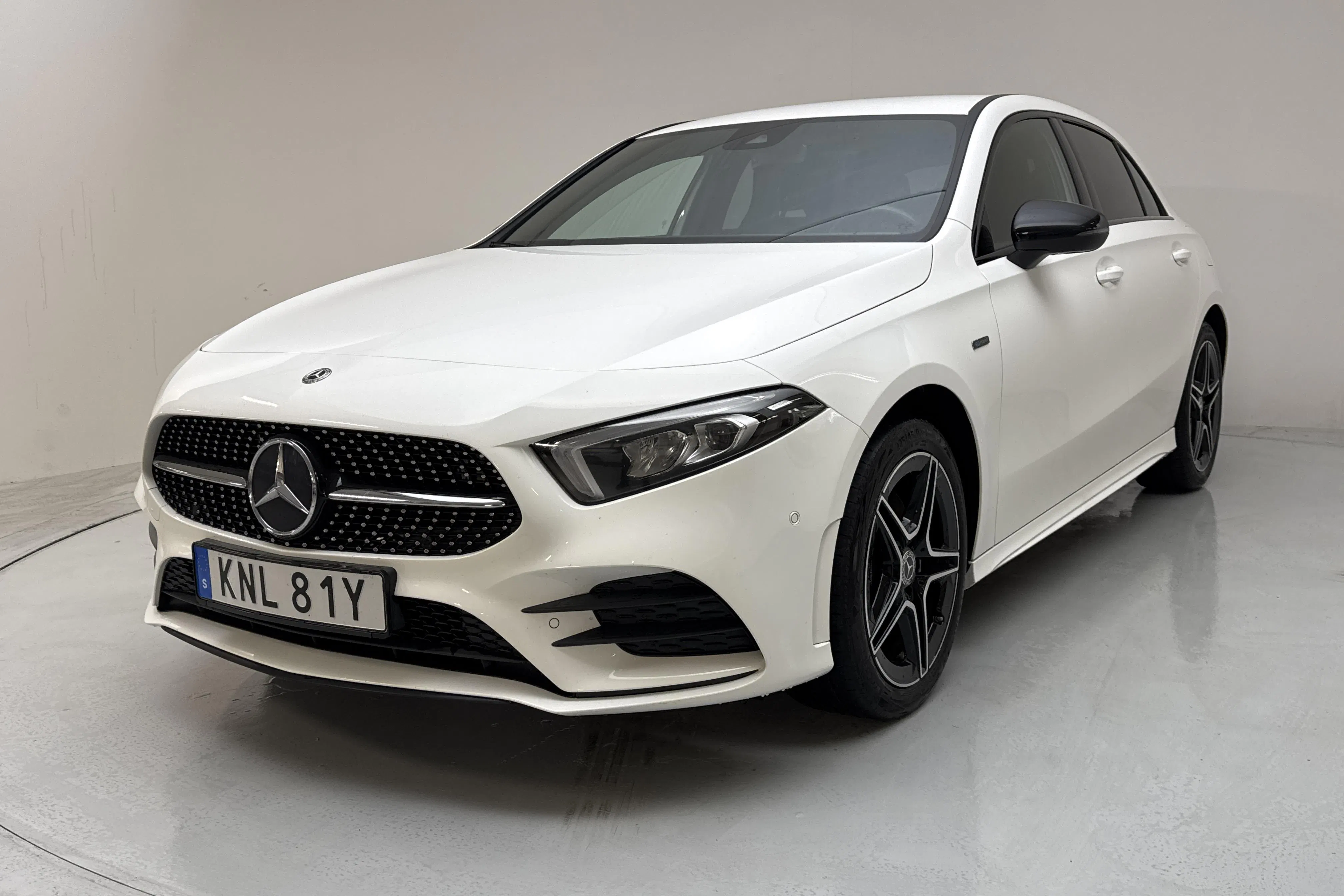 Presentation photo 1 of 21: Mercedes A 250 e 5dr W177 (218hk) - 109 390 km - Automatic - white - 2021