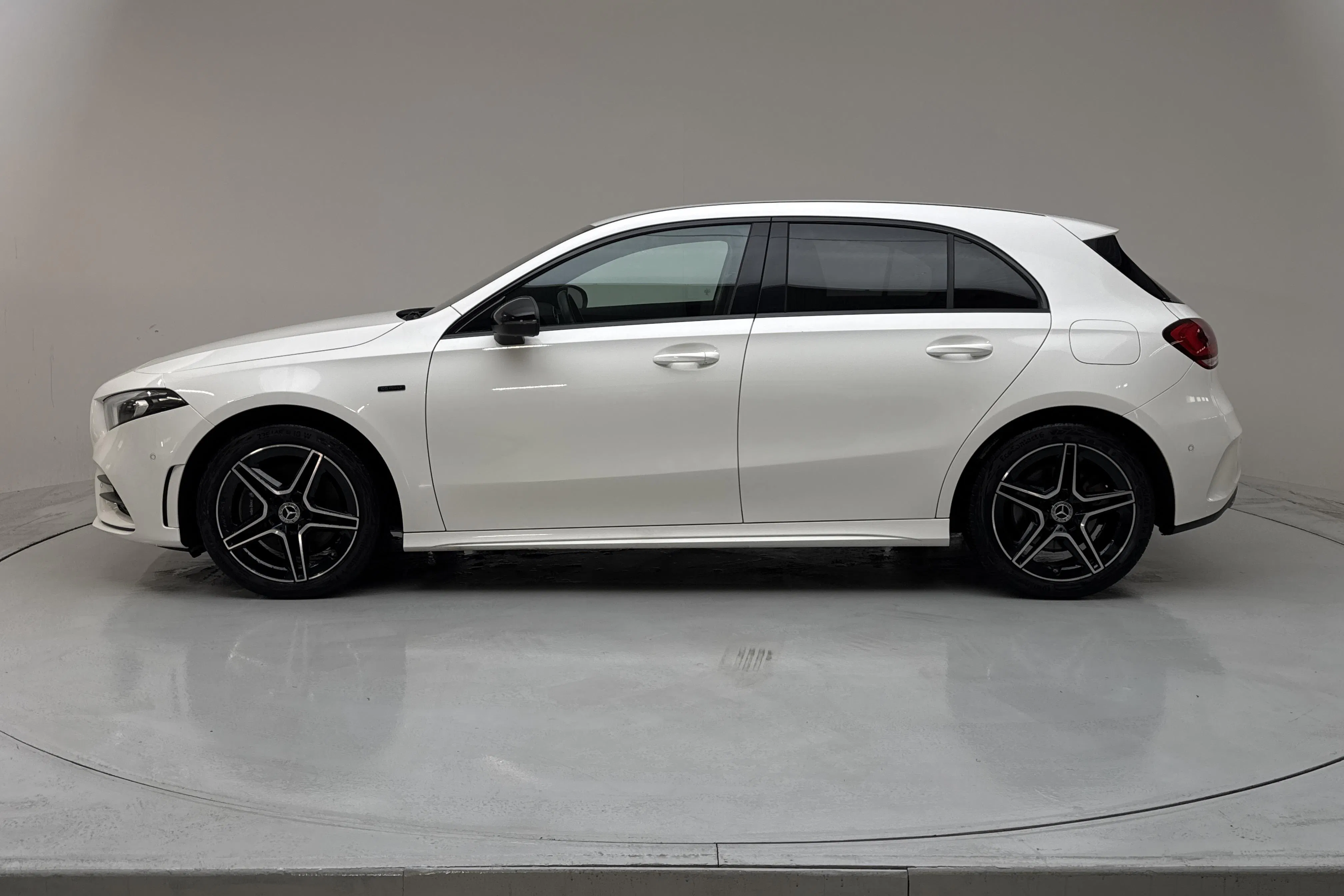 Presentation photo 2 of 21: Mercedes A 250 e 5dr W177 (218hk) - 109 390 km - Automatic - white - 2021