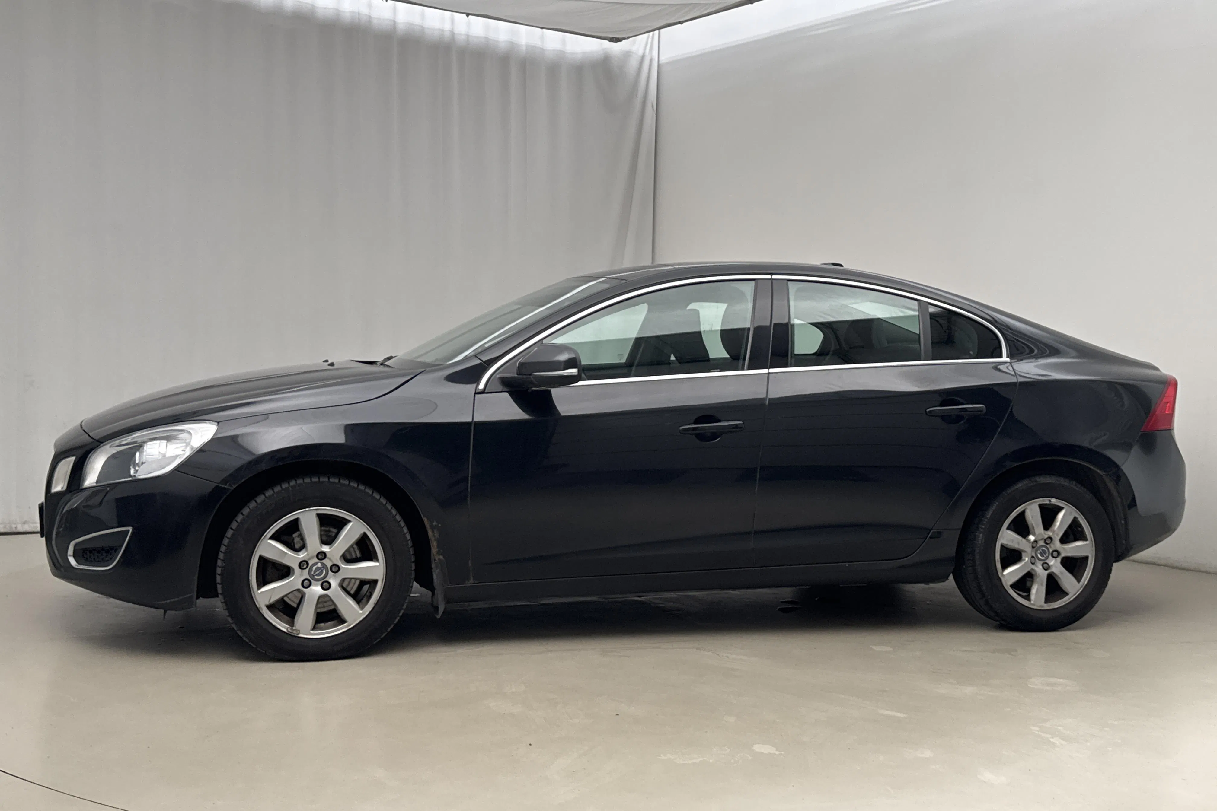 Presentationsfoto 2 av 14: Volvo S60 D5 (215hk) - 13 112 mil - Automat - svart - 2012
