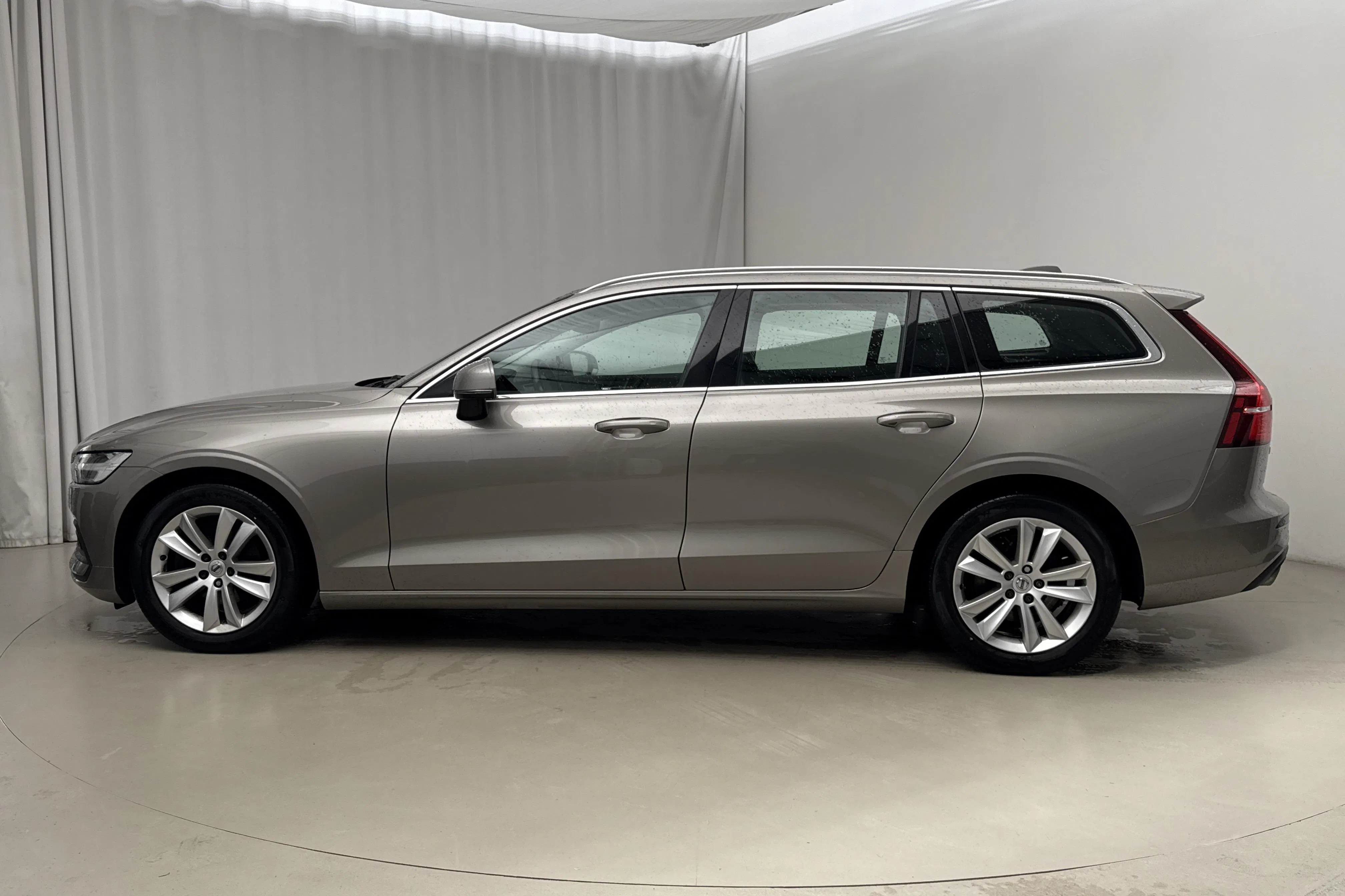 Presentation photo 2 of 16: Volvo V60 B4 Mildhybrid, Diesel (197hk) - 83 400 km - Automatic - gray - 2021