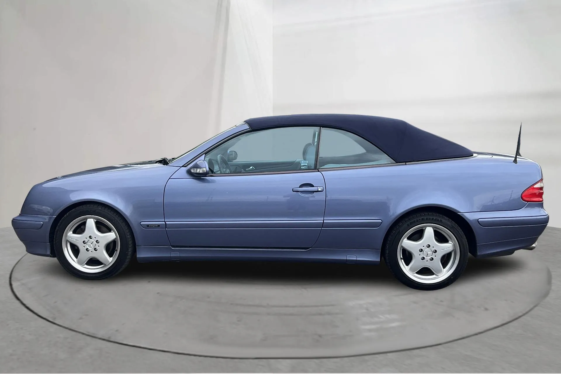Presentationsfoto 2 av 16: Mercedes CLK 320 Cabrio C208 (218hk) - 12 998 mil - Automat - blå - 2000