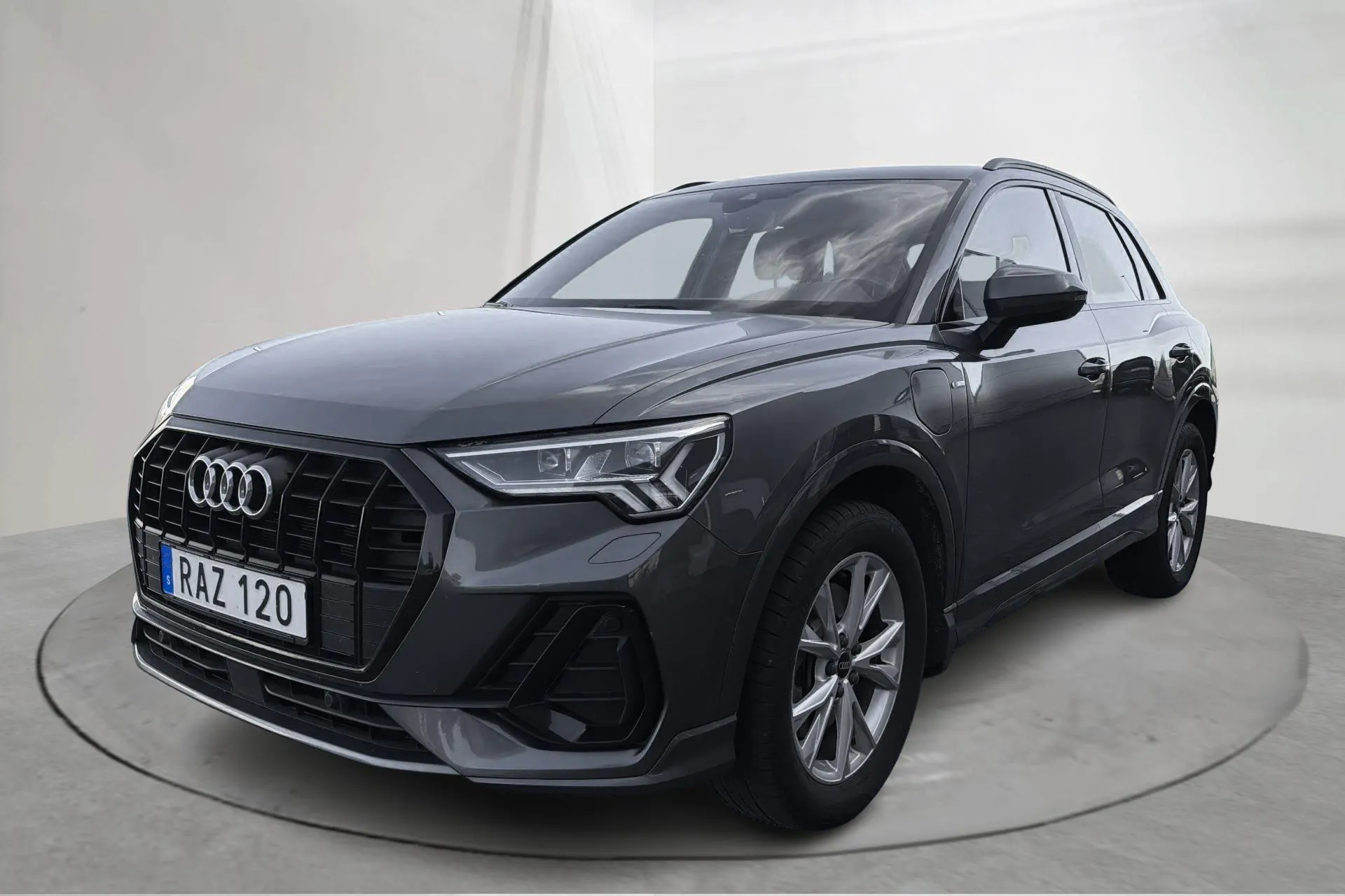 Presentationsfoto 1 av 17: Audi Q3 45 TFSI e (245hk) - 18 617 mil - Automat - grå - 2024