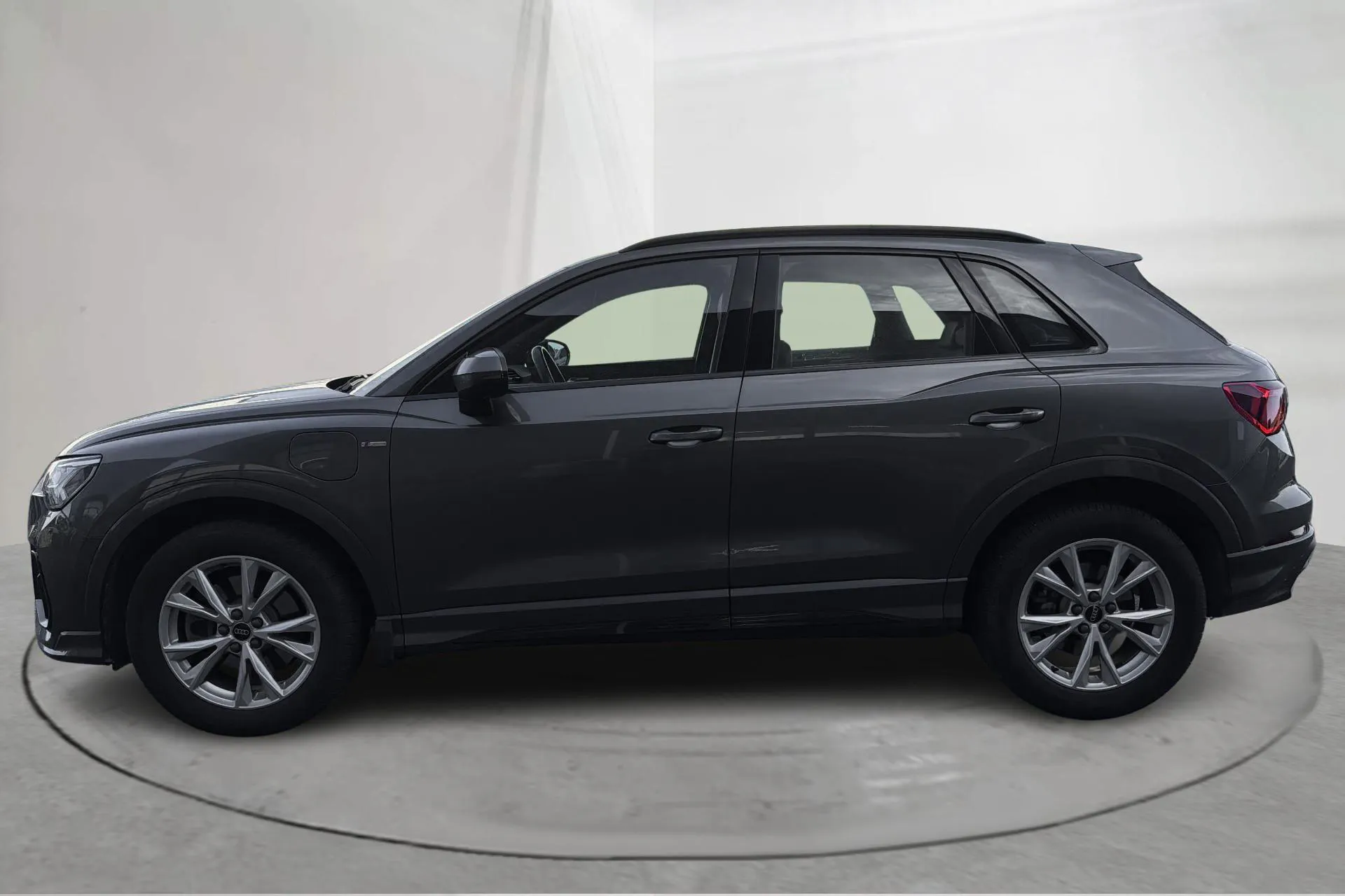 Presentationsfoto 2 av 17: Audi Q3 45 TFSI e (245hk) - 18 617 mil - Automat - grå - 2024