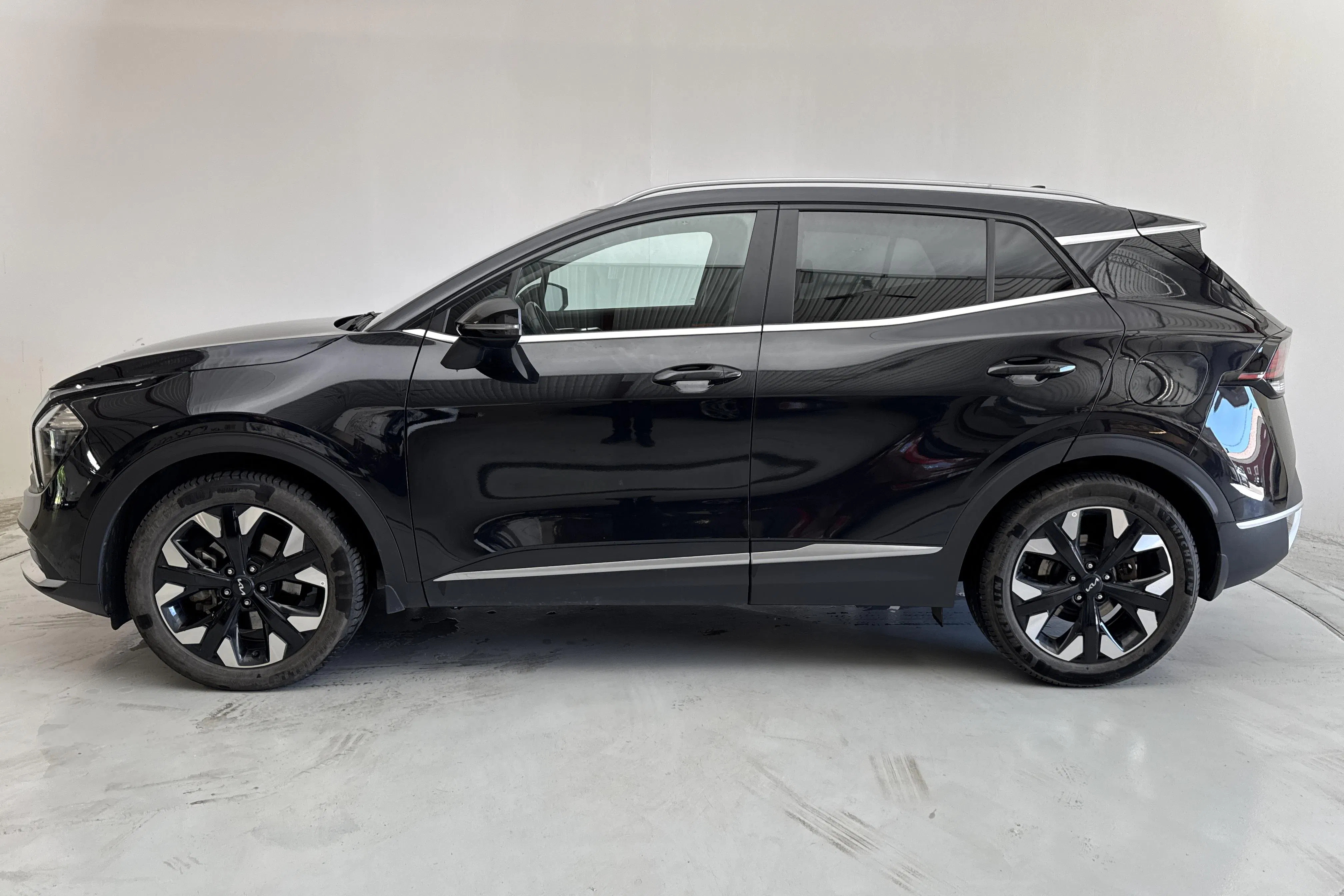 Presentationsfoto 2 av 17: KIA Sportage PHEV AWD (265hk) - 5 351 mil - Automat - svart - 2023