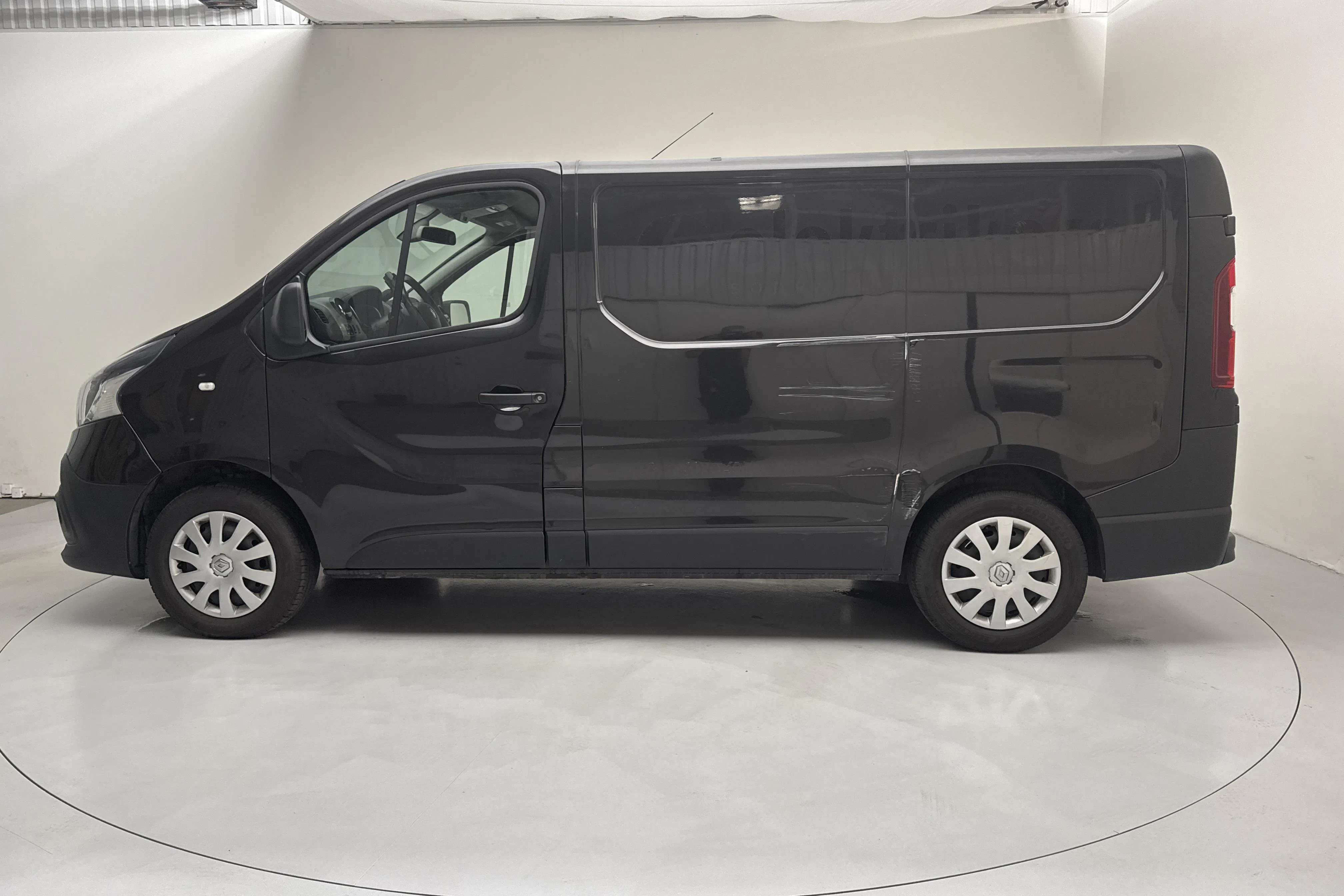 Presentation photo 2 of 15: Renault Trafic 1.6 dCi Skåp (95hk) - 9 713 Scandinavian mile - Manual - black - 2017