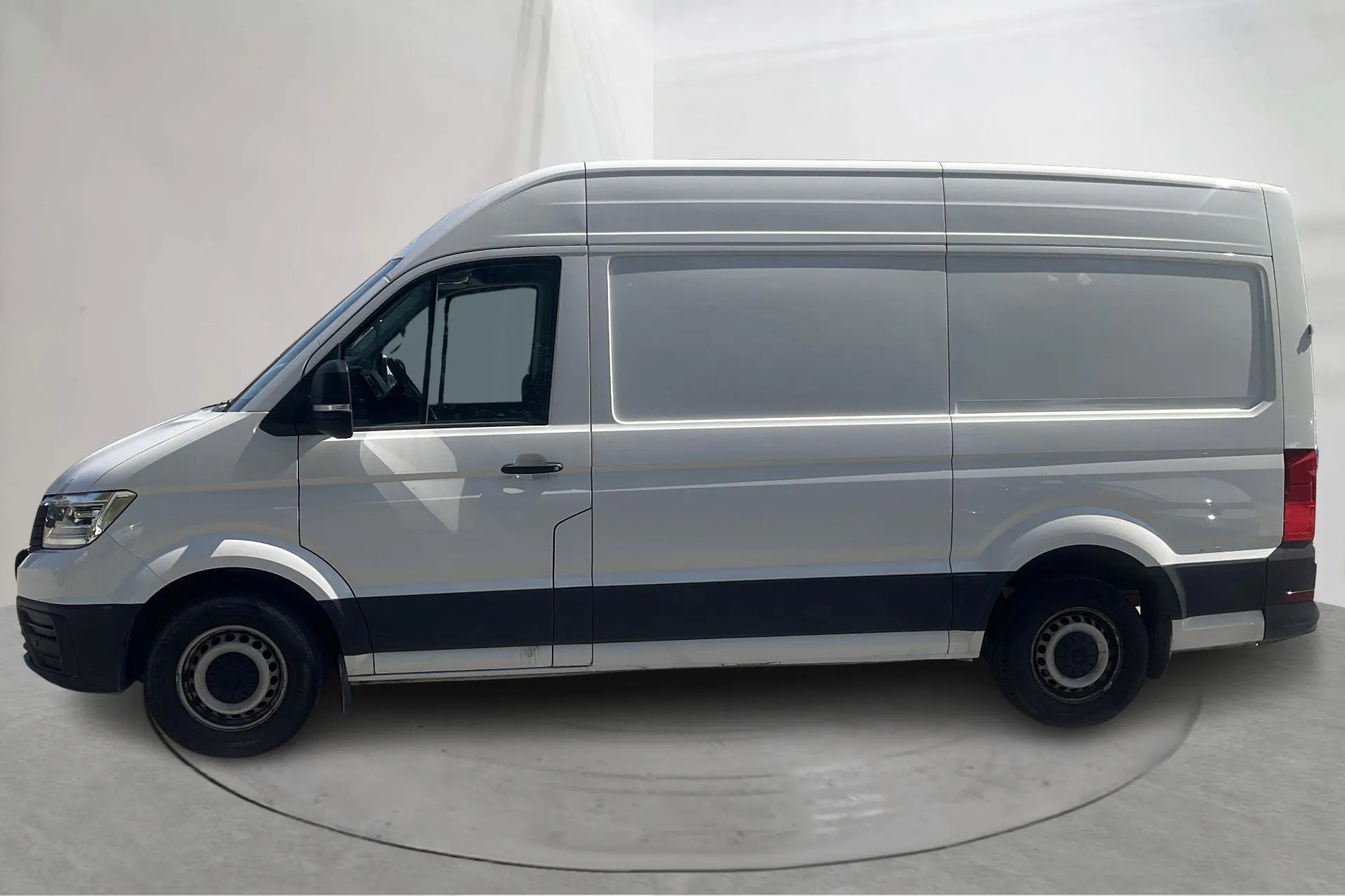 Presentationsfoto 2 av 14: VW Crafter 35 2.0 TDI Skåp 4Motion (177hk) - 15 479 mil - Manuell - vit - 2022