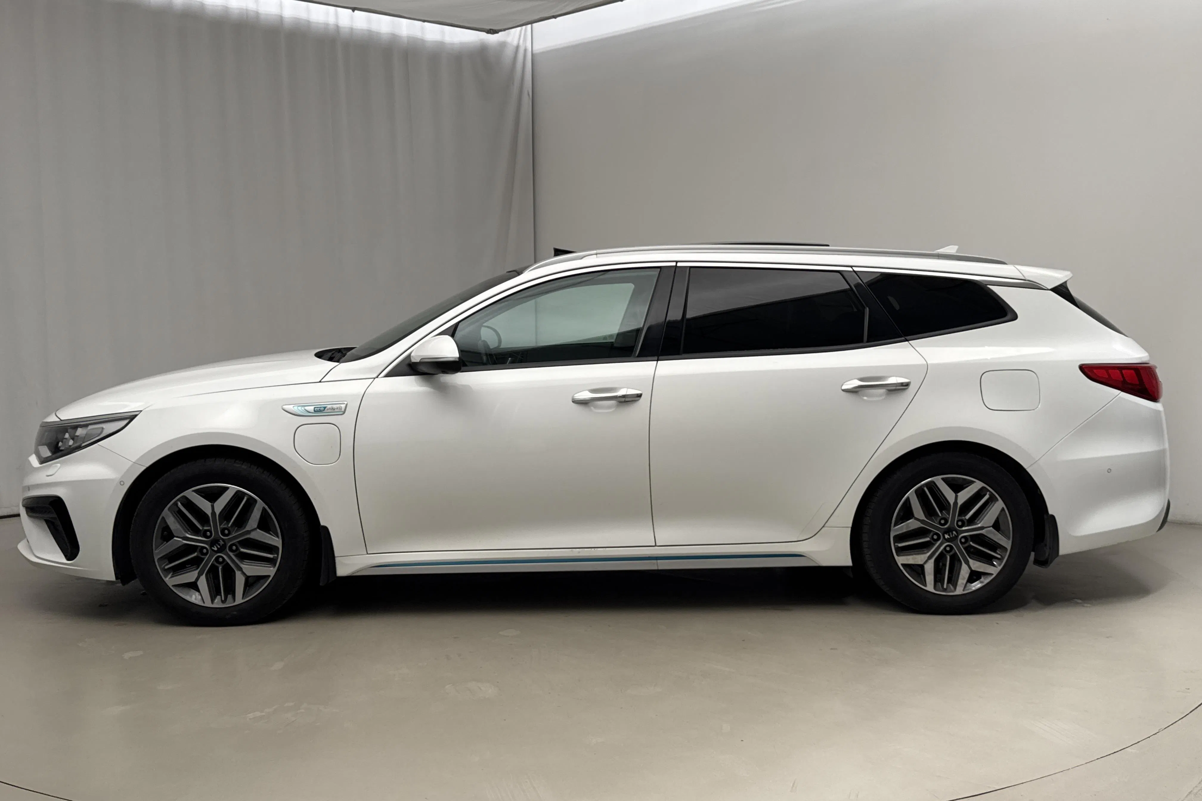 Presentationsfoto 2 av 25: KIA Optima 2.0 GDi Plug-in Hybrid SW (205hk) - 13 736 mil - Automat - vit - 2020