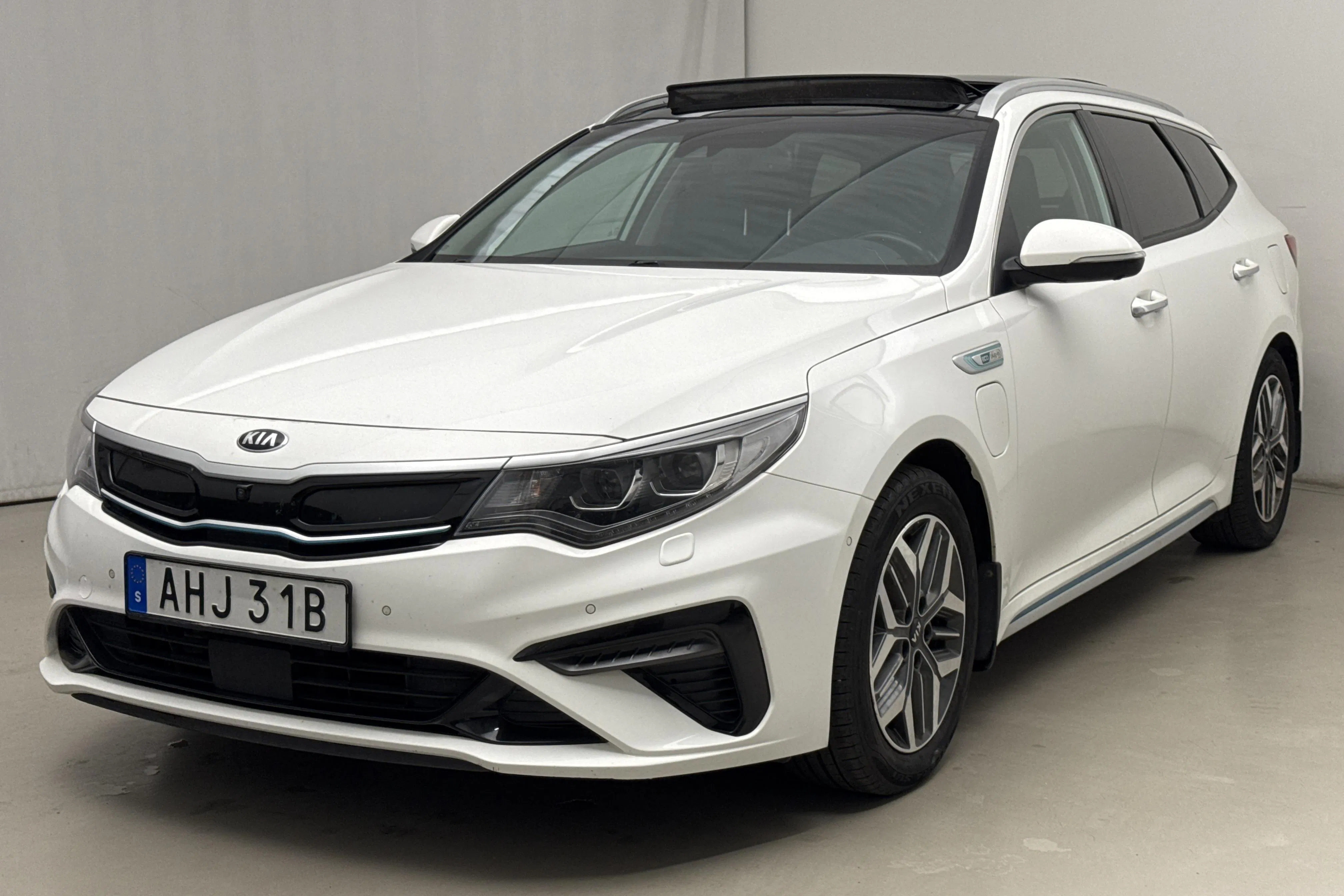 Presentationsfoto 1 av 25: KIA Optima 2.0 GDi Plug-in Hybrid SW (205hk) - 13 736 mil - Automat - vit - 2020