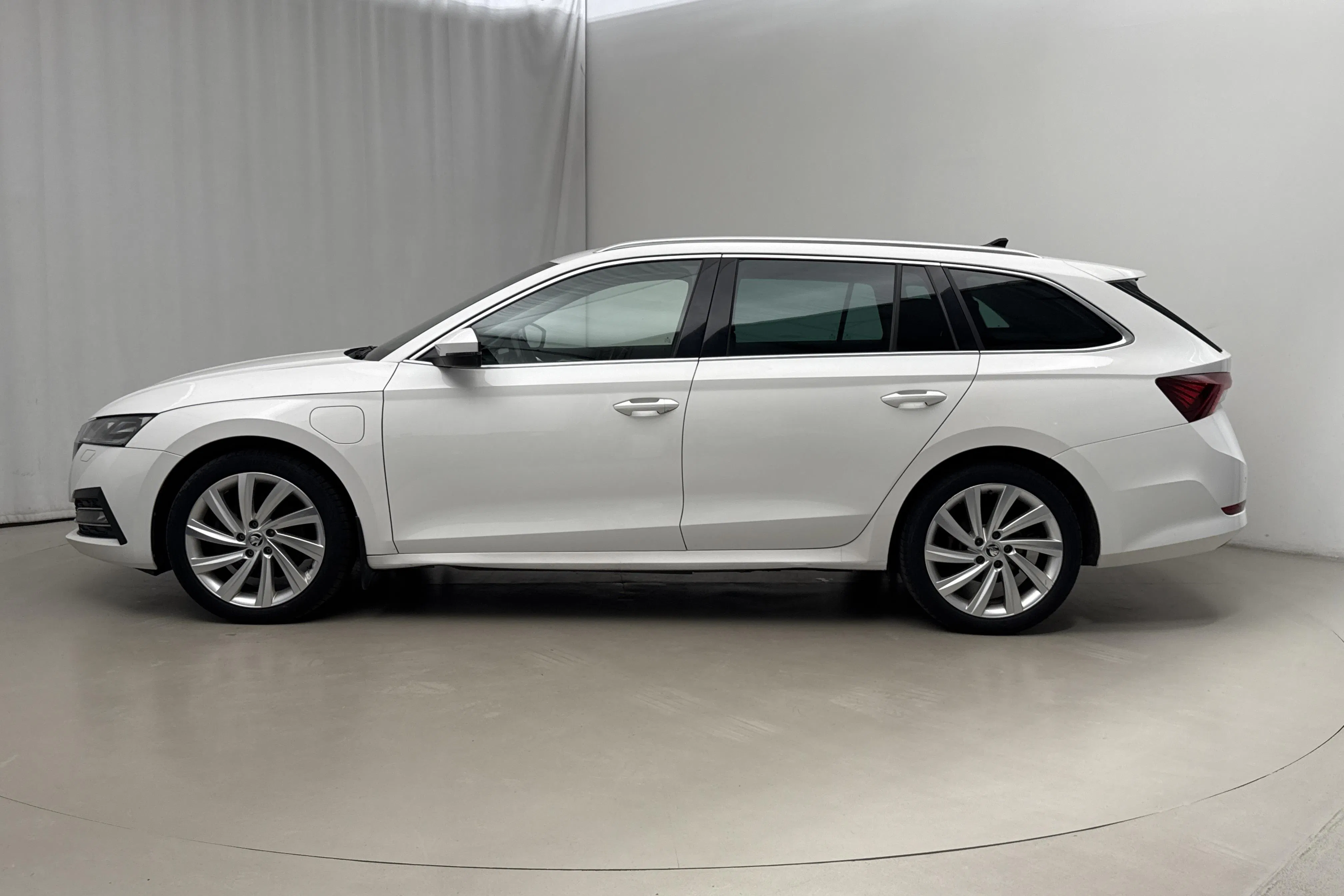 Presentationsfoto 2 av 20: Skoda Octavia 1.4 iV PHEV Combi (204hk) - 10 961 mil - Automat - vit - 2021