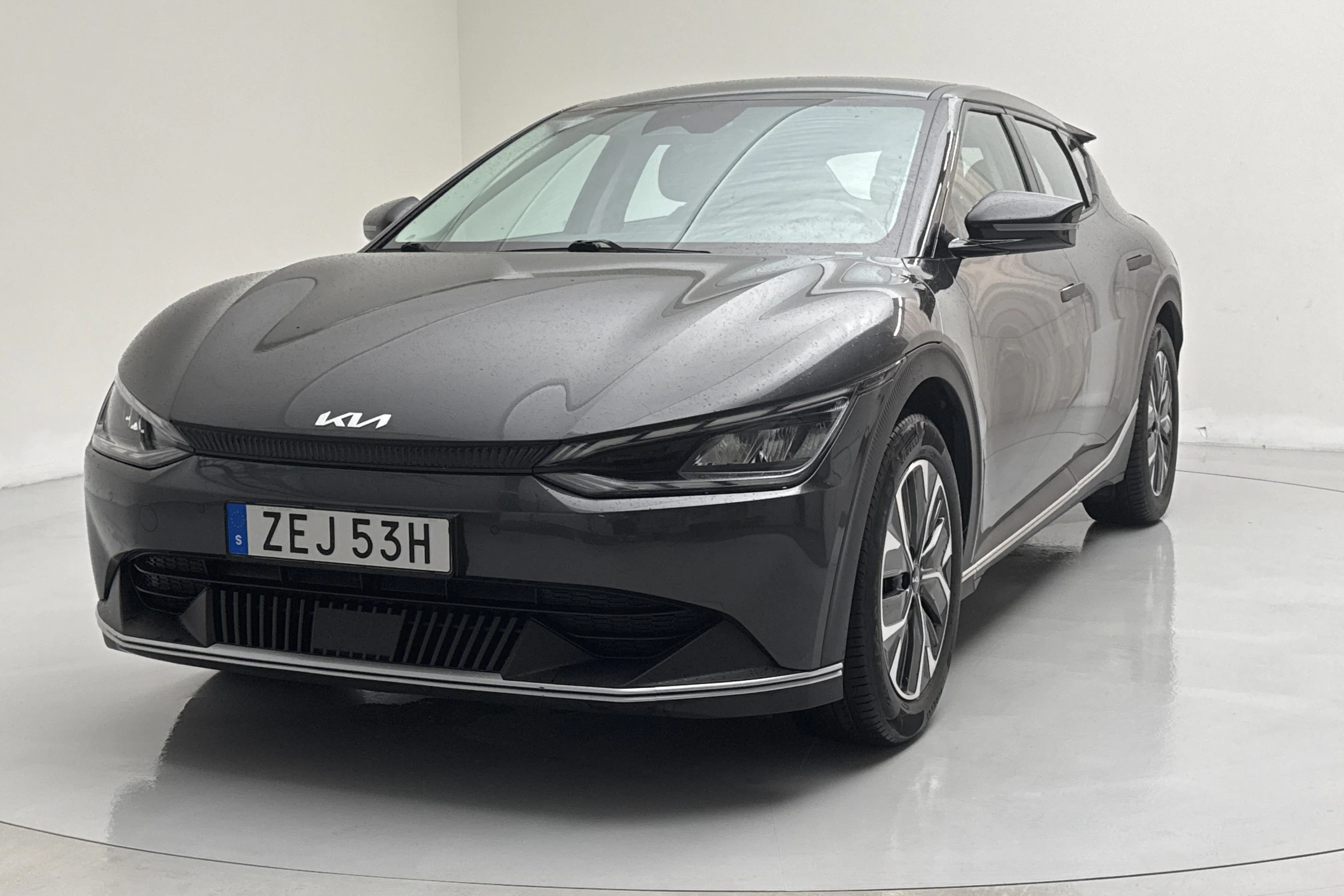 Presentationsfoto 1 av 17: KIA EV6 RWD (228hk) - 11 396 mil - Automat - grå - 2023
