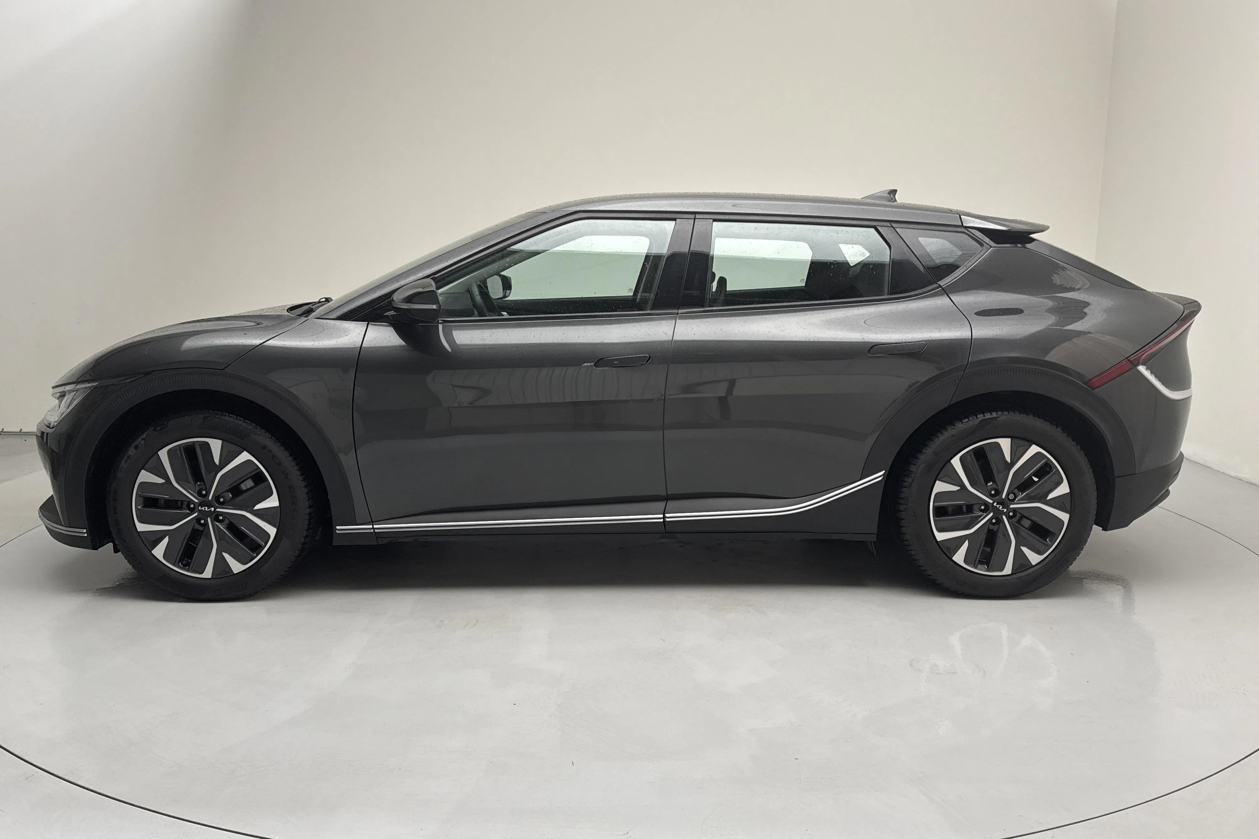 Presentationsfoto 2 av 17: KIA EV6 RWD (228hk) - 11 396 mil - Automat - grå - 2023