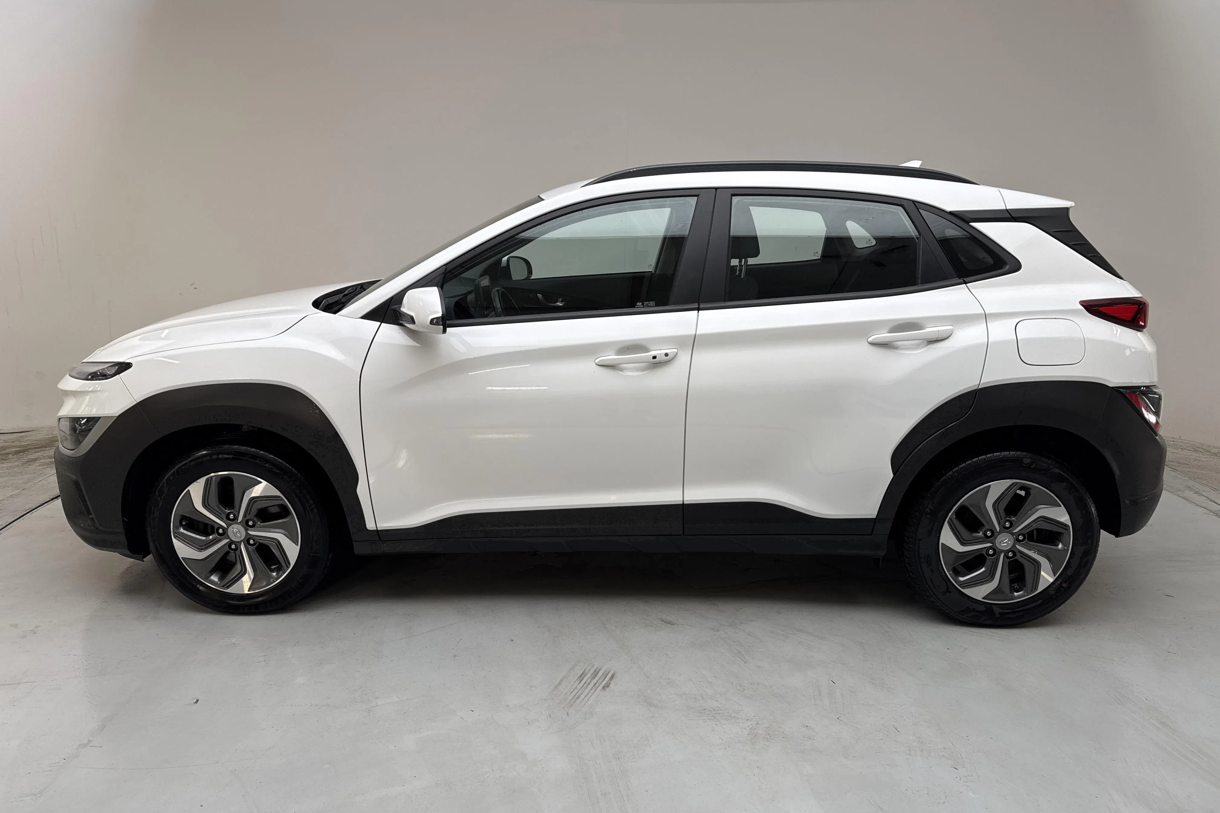 Presentationsfoto 2 av 13: Hyundai Kona 1.6 GDI Hybrid (141hk) - 22 776 mil - Automat - vit - 2022
