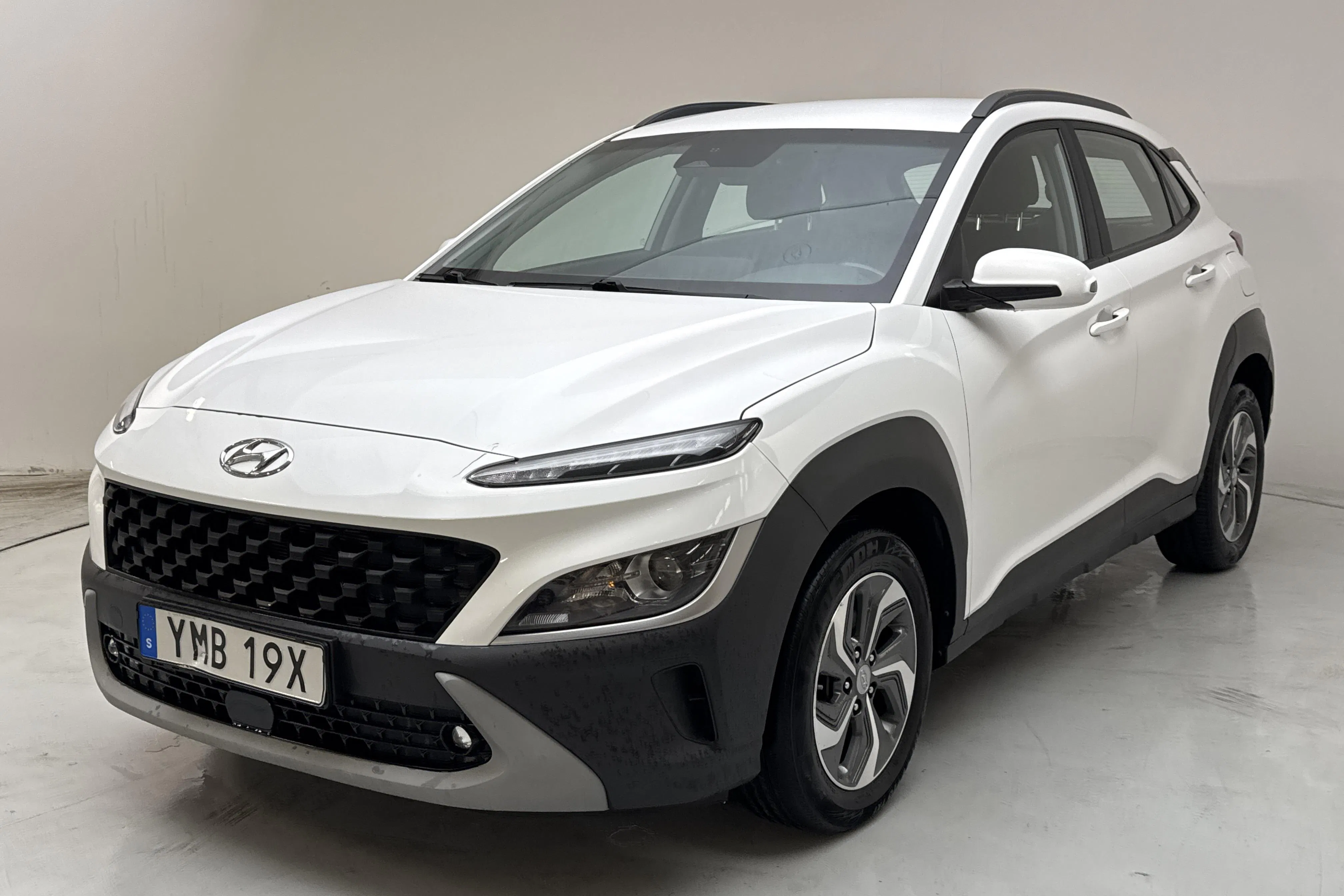 Presentationsfoto 1 av 13: Hyundai Kona 1.6 GDI Hybrid (141hk) - 22 776 mil - Automat - vit - 2022
