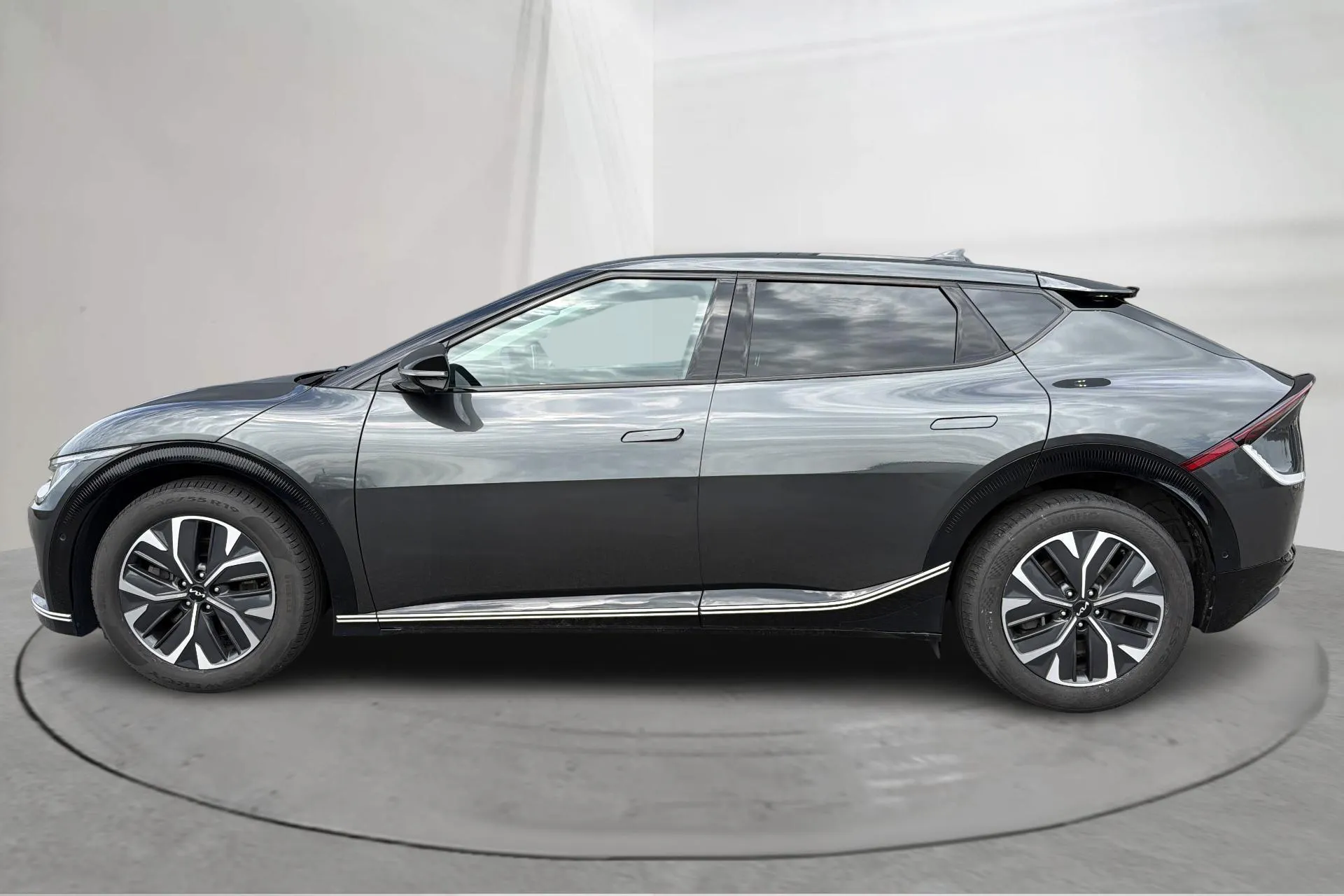Presentationsfoto 2 av 18: KIA EV6 AWD (325hk) - 13 037 mil - Automat - grå - 2023