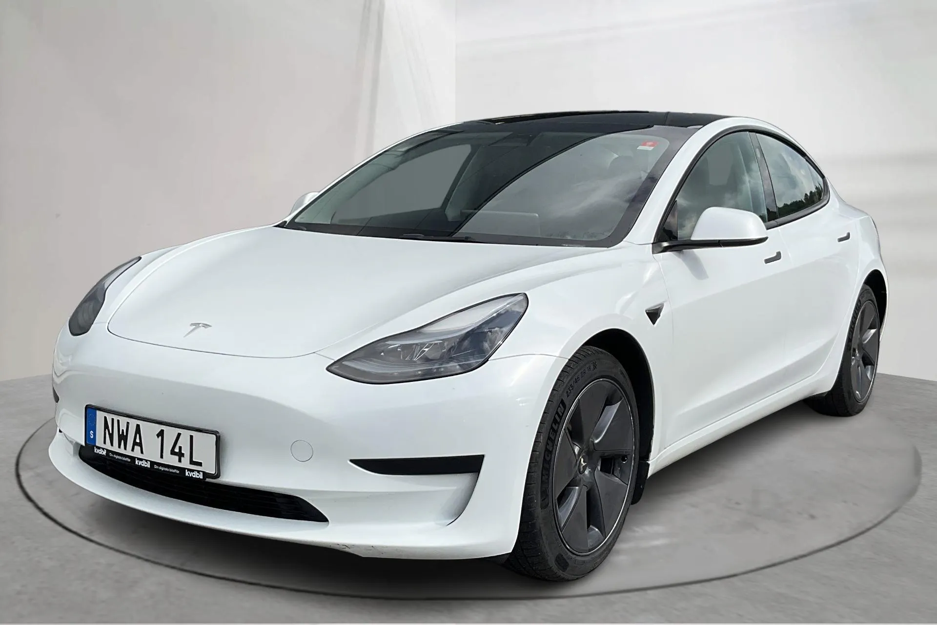 Presentationsfoto 1 av 20: Tesla Model 3 Standard Range RWD - 10 705 mil - Automat - vit - 2023