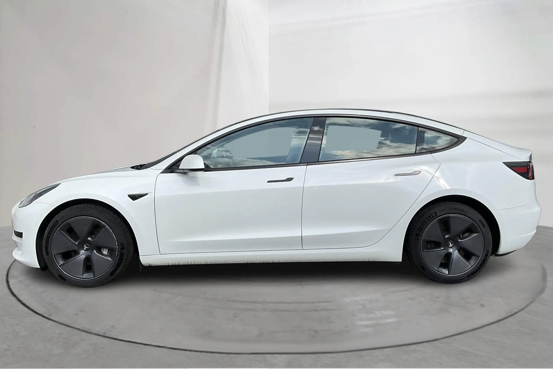 Presentationsfoto 2 av 20: Tesla Model 3 Standard Range RWD - 10 705 mil - Automat - vit - 2023