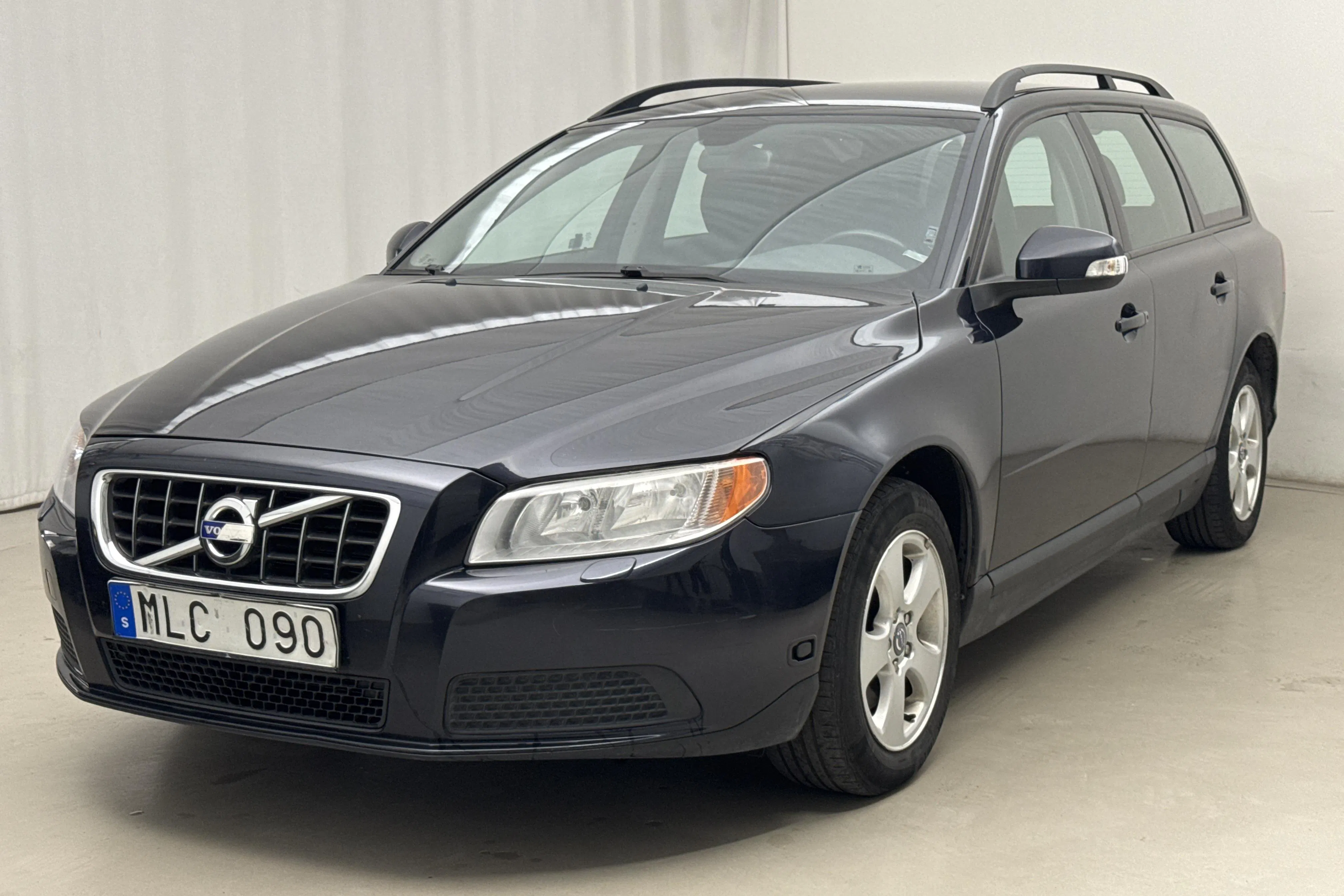 Presentationsfoto 1 av 14: Volvo V70 II 2.0F (145hk) - 19 703 mil - Manuell - Mörkblå - 2010
