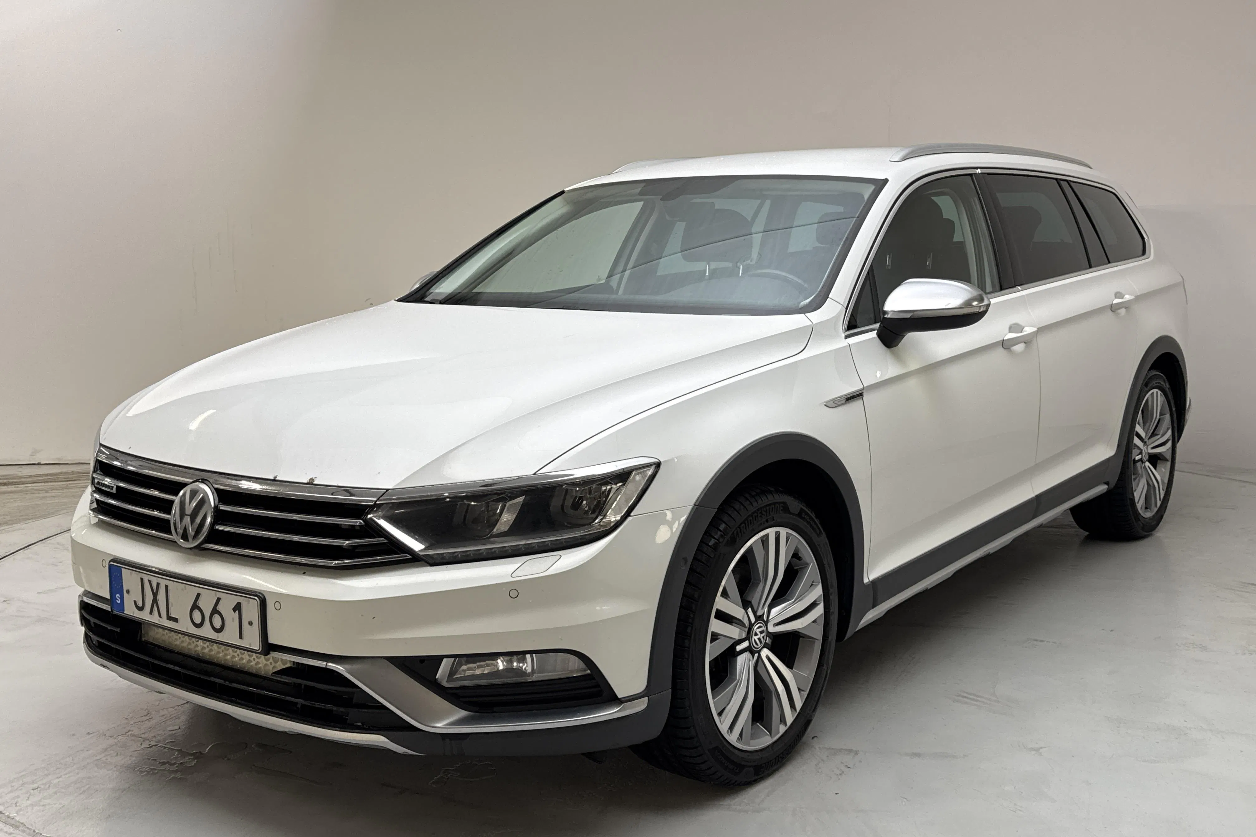 Presentationsfoto 1 av 14: VW Passat Alltrack 2.0 TDI 4MOTION (190hk) - 22 519 mil - Automat - vit - 2016