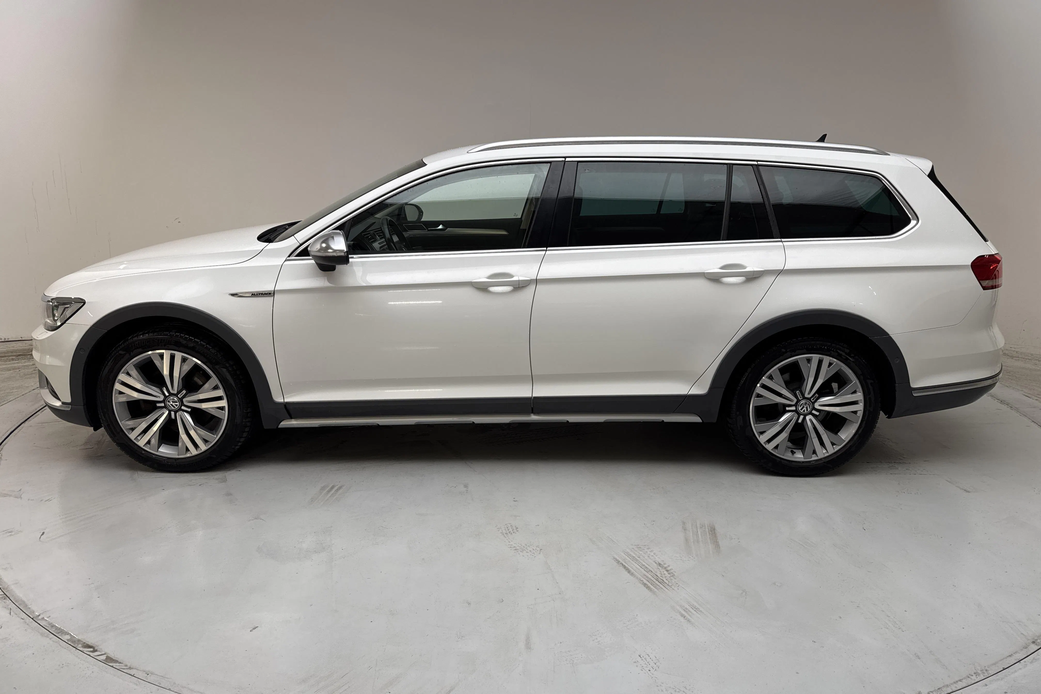 Presentationsfoto 2 av 14: VW Passat Alltrack 2.0 TDI 4MOTION (190hk) - 22 519 mil - Automat - vit - 2016