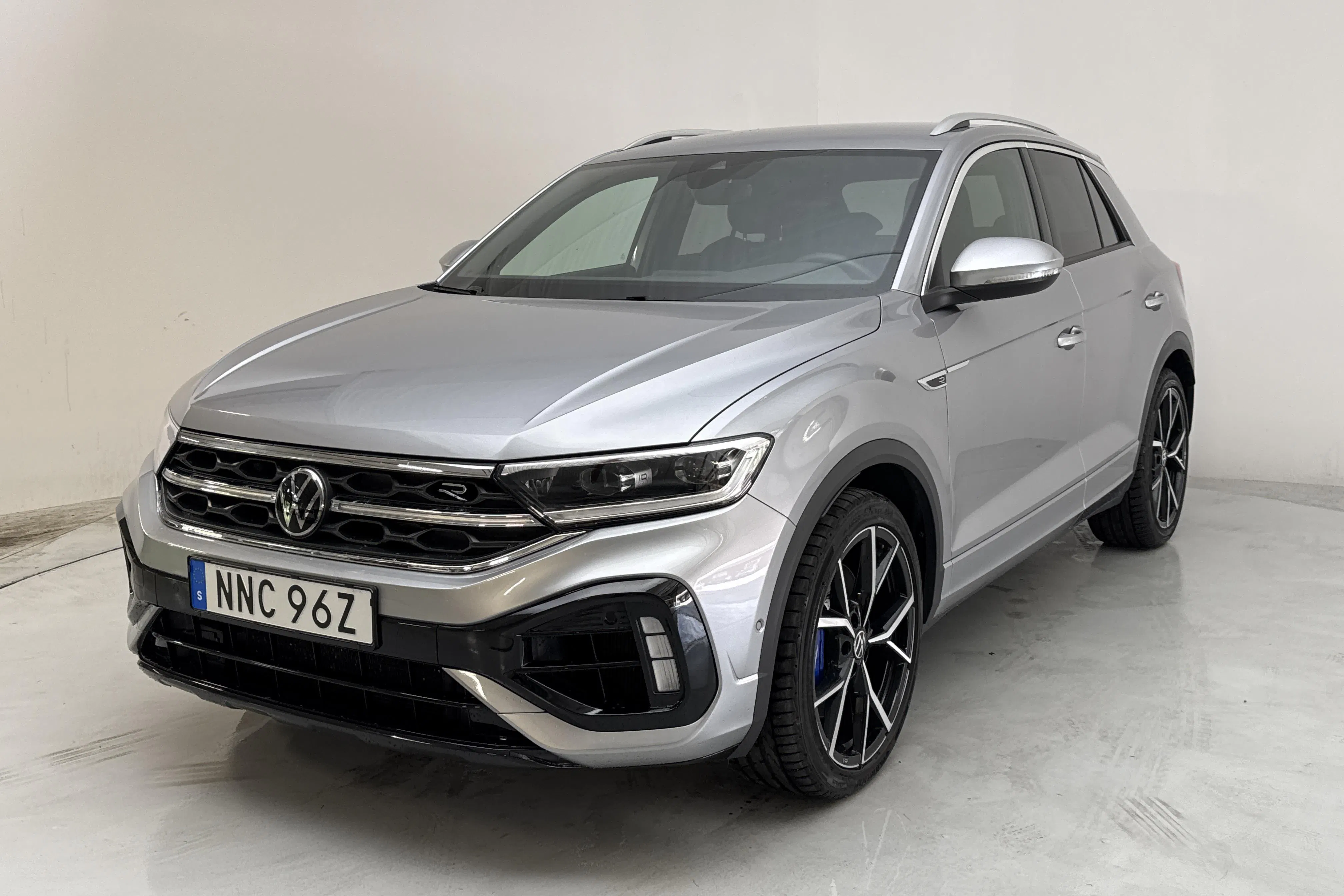 Presentationsfoto 1 av 14: VW T-Roc R 2.0 TSI 4MOTION (300hk) - 2 597 mil - Automat - silver - 2022