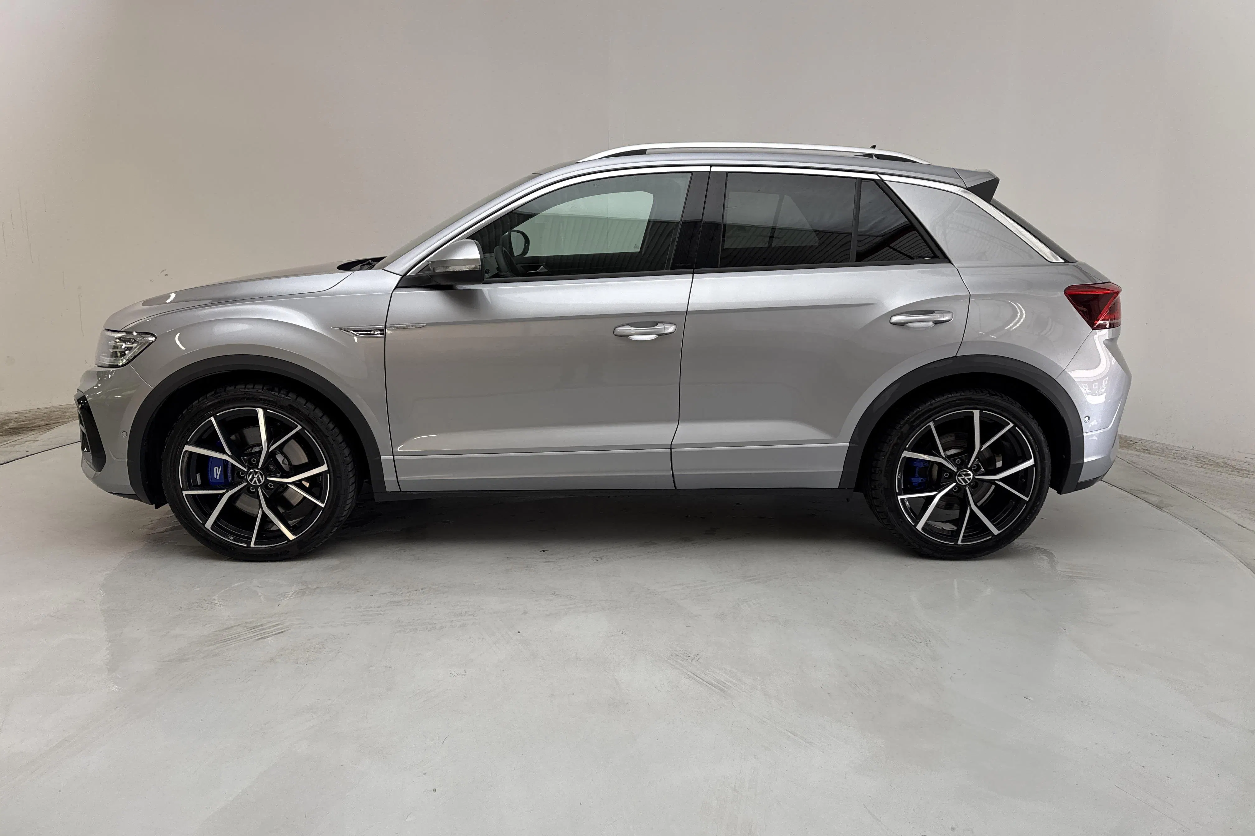 Presentationsfoto 2 av 14: VW T-Roc R 2.0 TSI 4MOTION (300hk) - 2 597 mil - Automat - silver - 2022