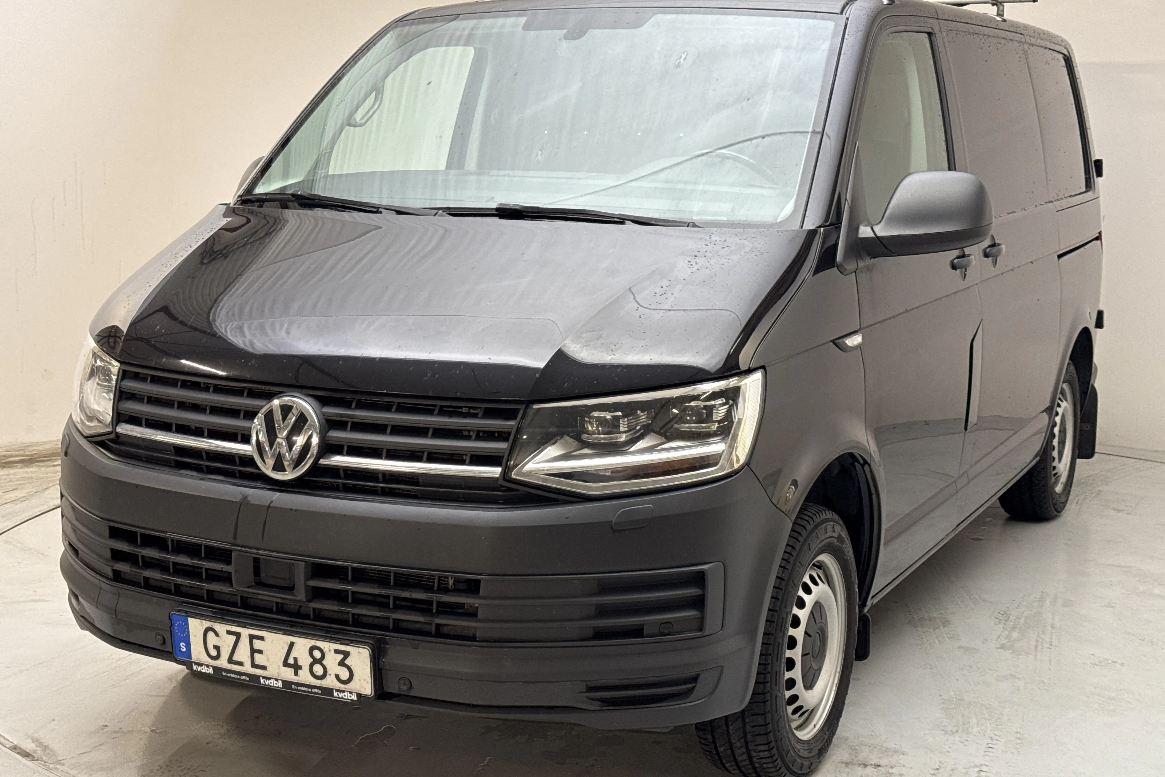 Presentationsfoto 1 av 11: VW Transporter T6 2.0 TDI BMT Skåp (150hk) - 20 999 mil - Automat - svart - 2017