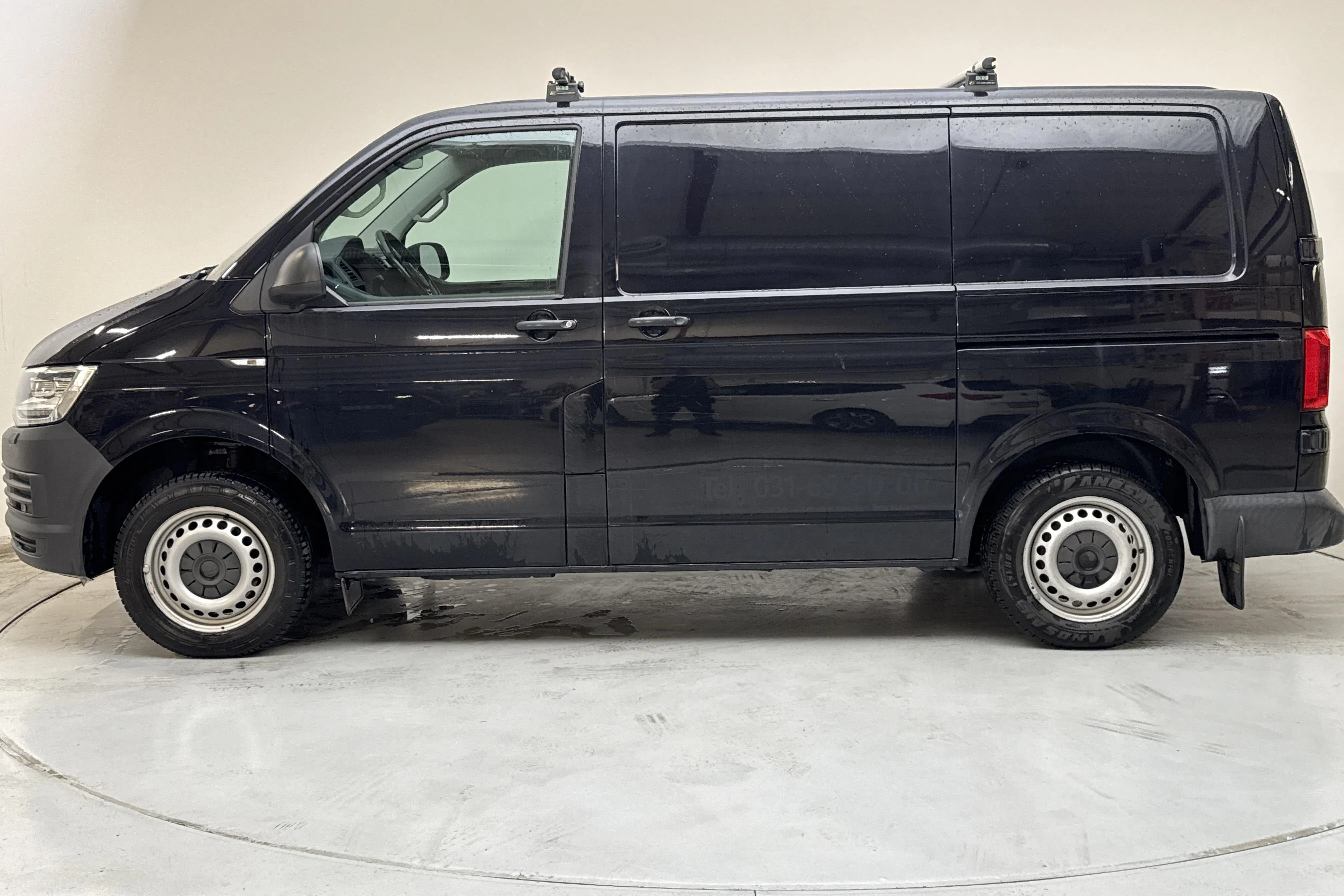 Presentationsfoto 2 av 11: VW Transporter T6 2.0 TDI BMT Skåp (150hk) - 20 999 mil - Automat - svart - 2017