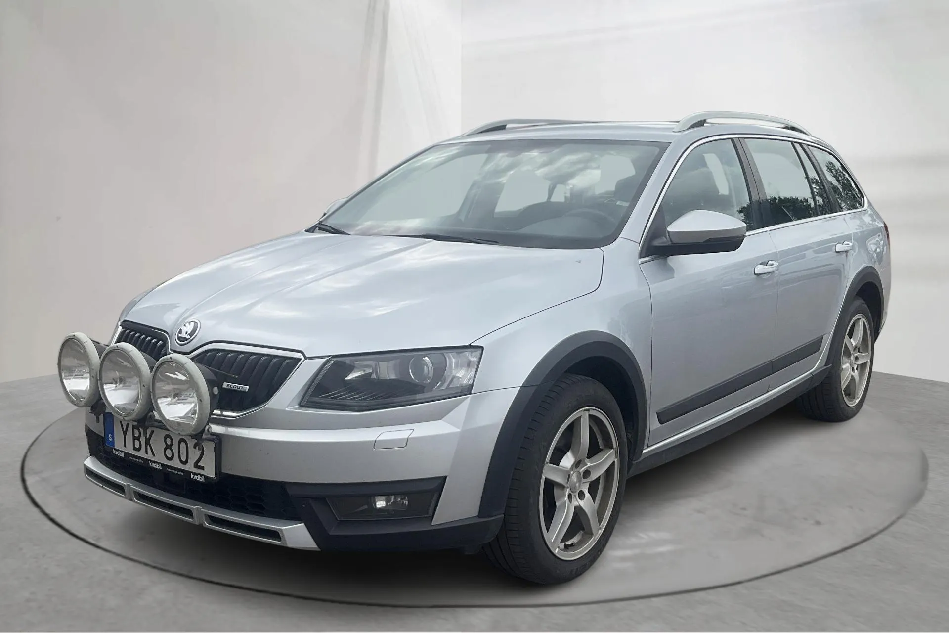 Presentationsfoto 1 av 14: Skoda Octavia Scout II 2.0 TDI 4X4 (184hk) - 22 335 mil - Automat - silver - 2016