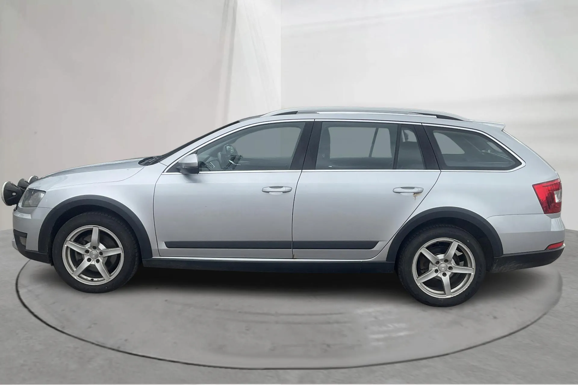 Presentationsfoto 2 av 14: Skoda Octavia Scout II 2.0 TDI 4X4 (184hk) - 22 335 mil - Automat - silver - 2016