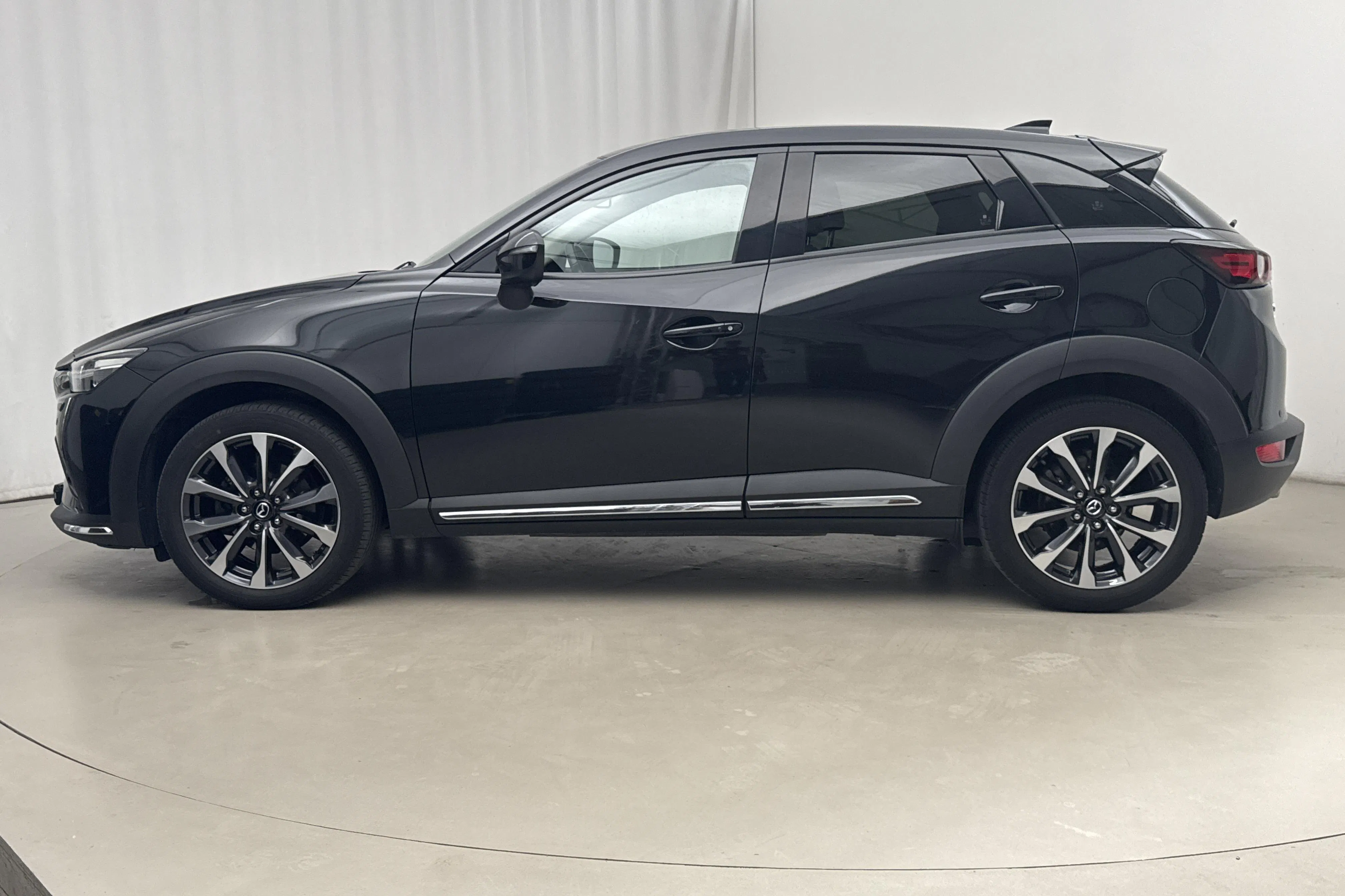 Präsentationsfoto 2 von 16: Mazda CX-3 2.0 AWD (150hk) - 77 110 Kilometer - Verkaufsautomat - Schwarz - 2019